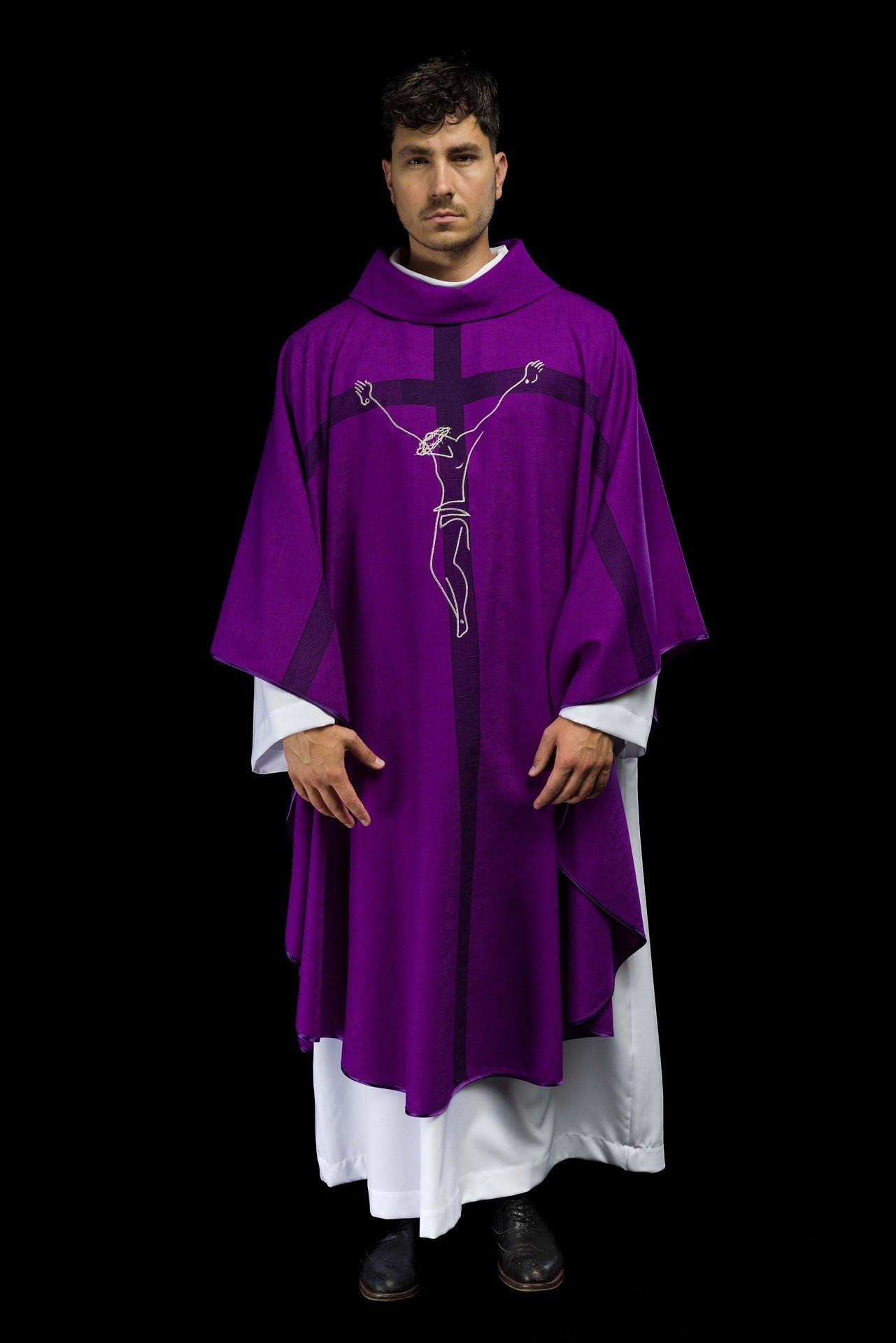 Messgewänder mit Jesus-Motiv am Kreuz in violett - MESSGEWANDER.DE