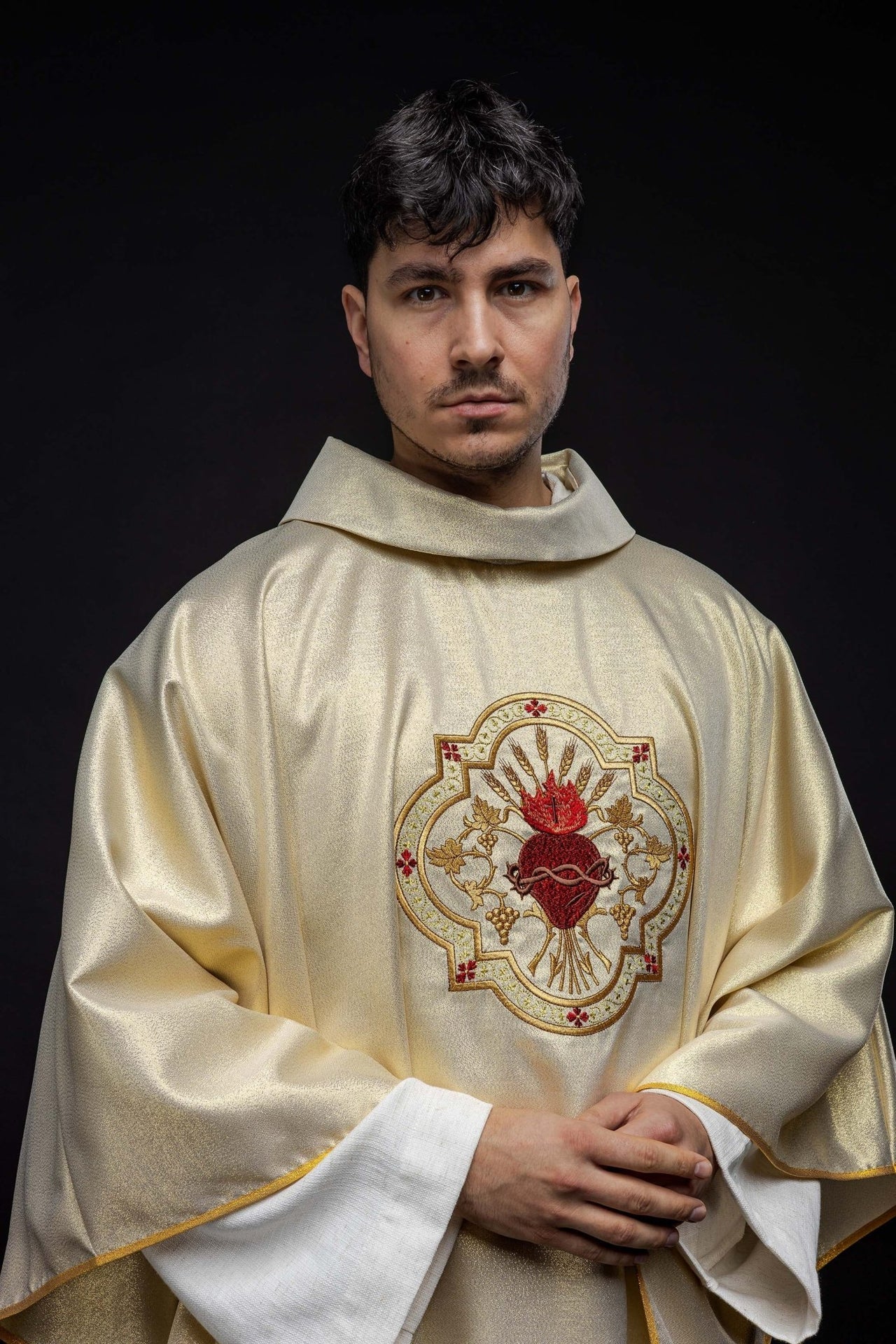 Messgewand aus Gold, bestickt mit dem Motiv des Herzens Jesu und des Kelchs - MESSGEWANDER.DE