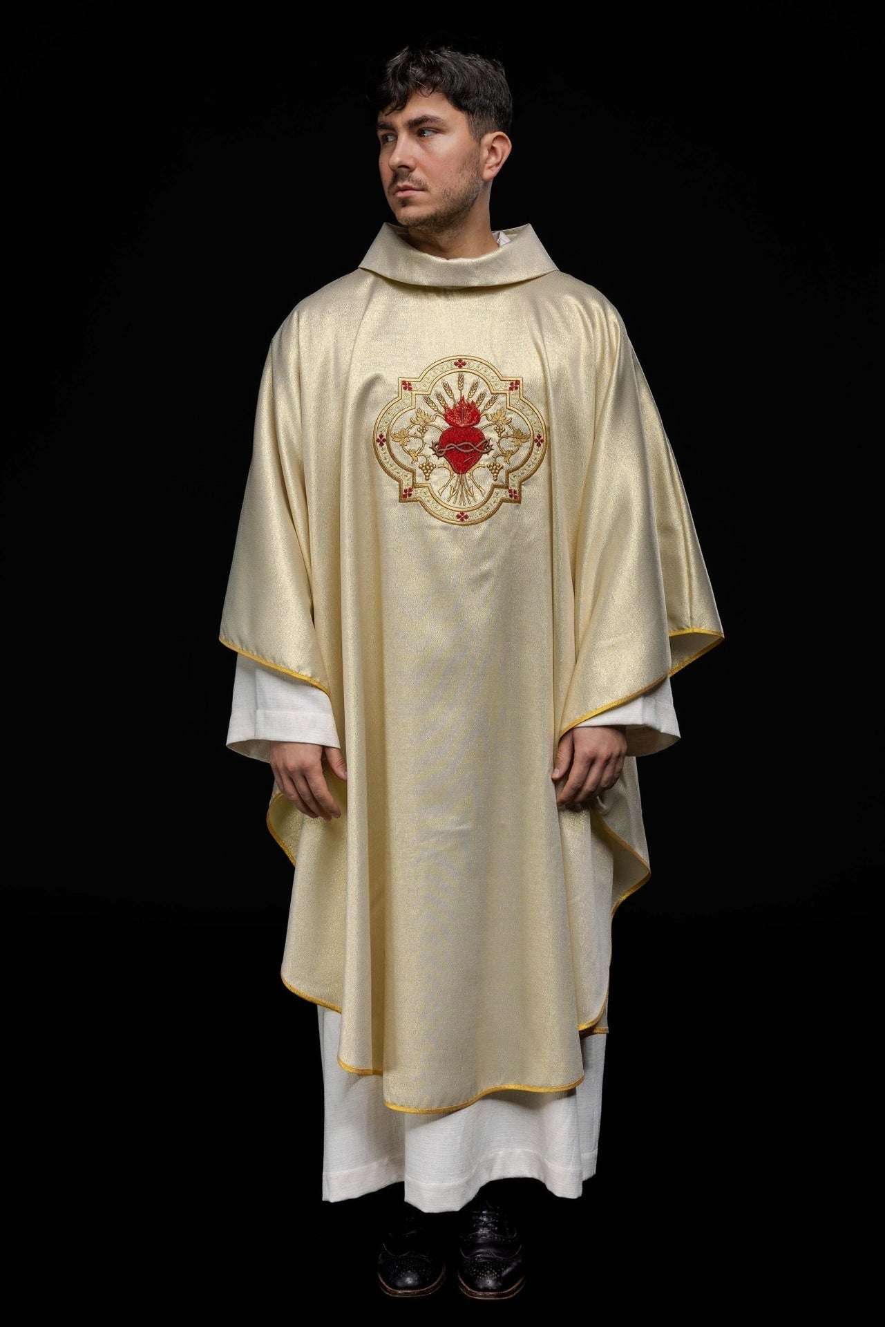 Messgewand aus Gold, bestickt mit dem Motiv des Herzens Jesu und des Kelchs - MESSGEWANDER.DE