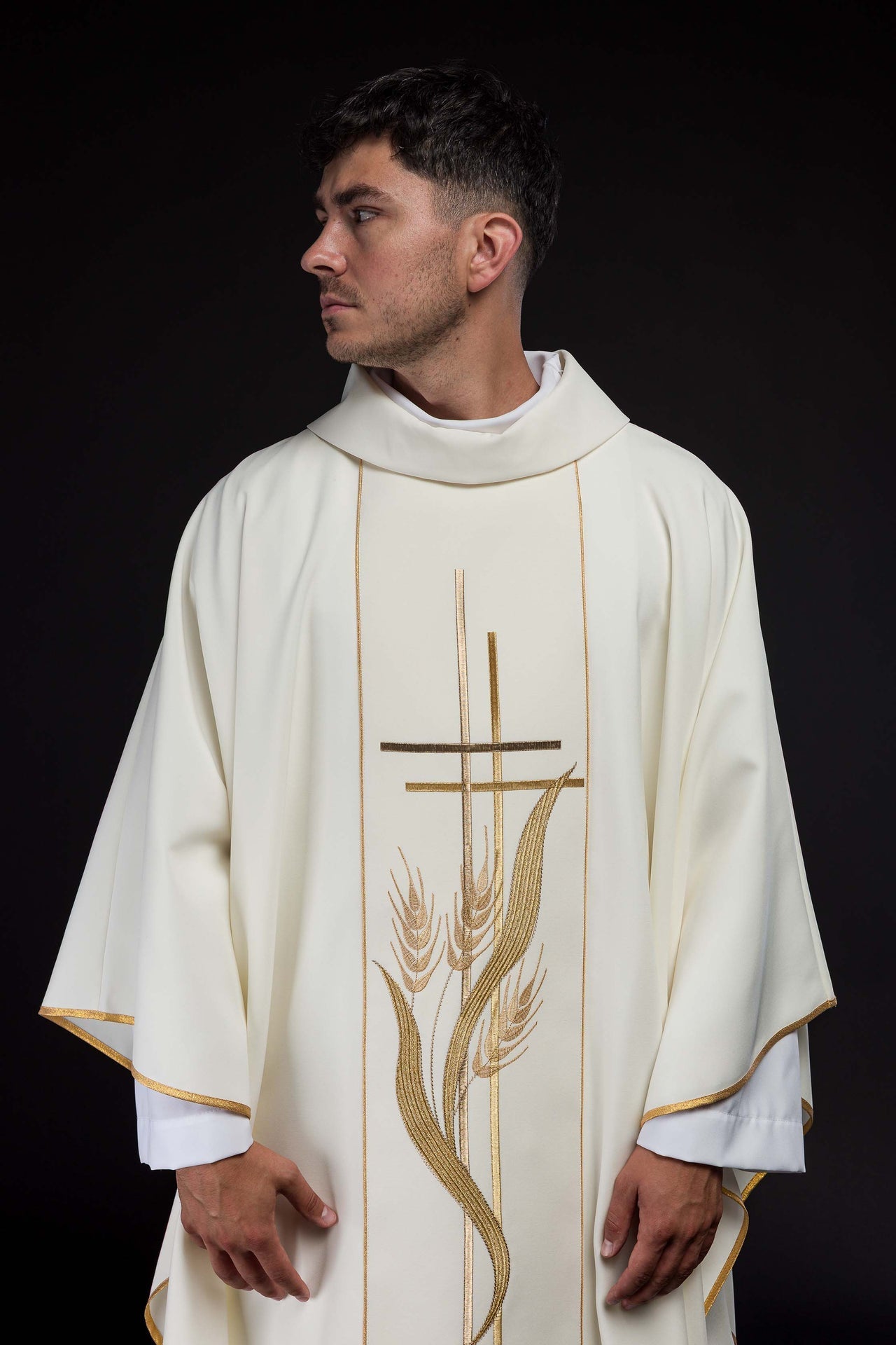 Messgewand bestickt mit Kreuz- und Ährenmotiven ecru - MESSGEWANDER.DE