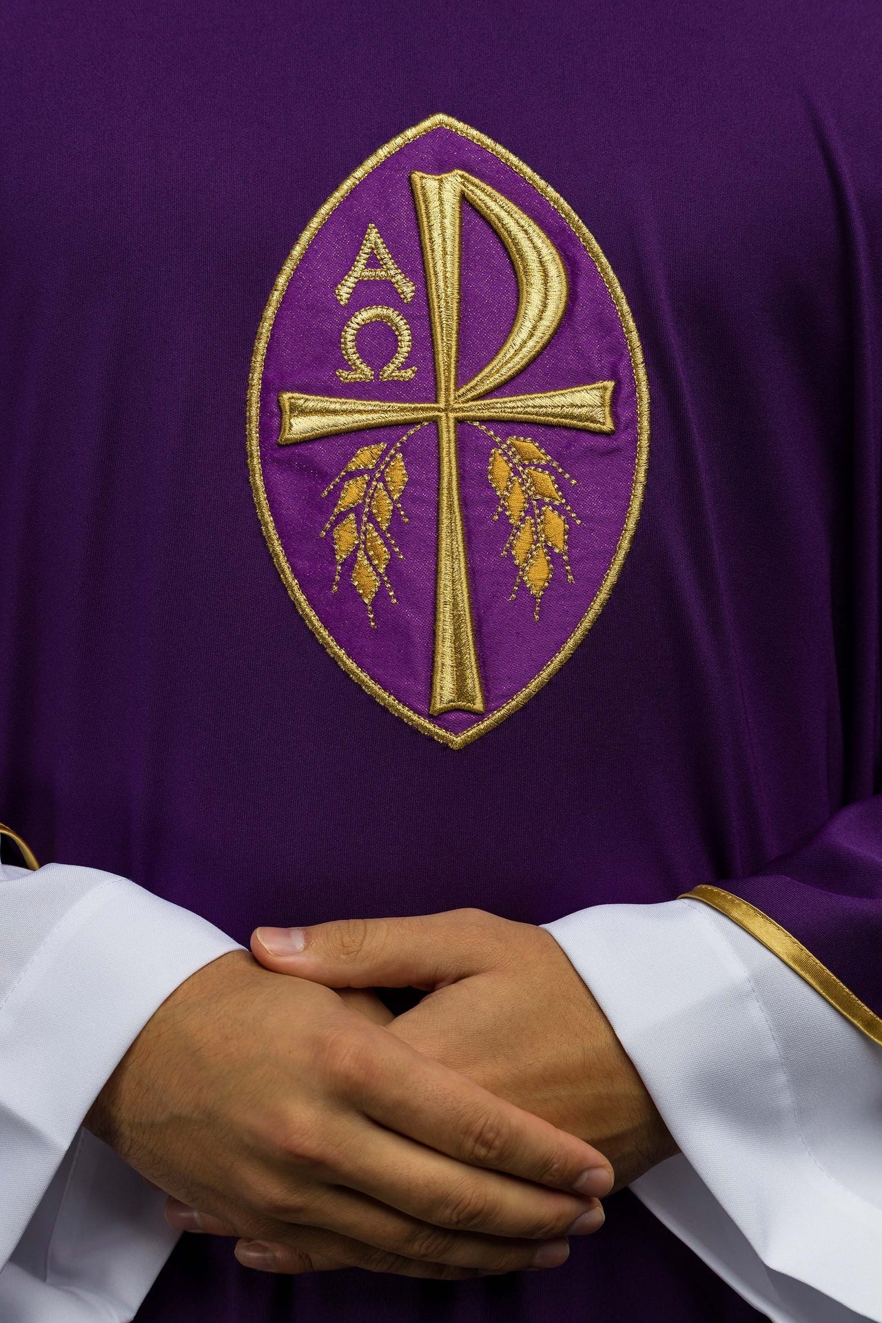 Messgewand besticktes Kreuz lila leicht gestrickt SACROLITE - MESSGEWANDER.DE