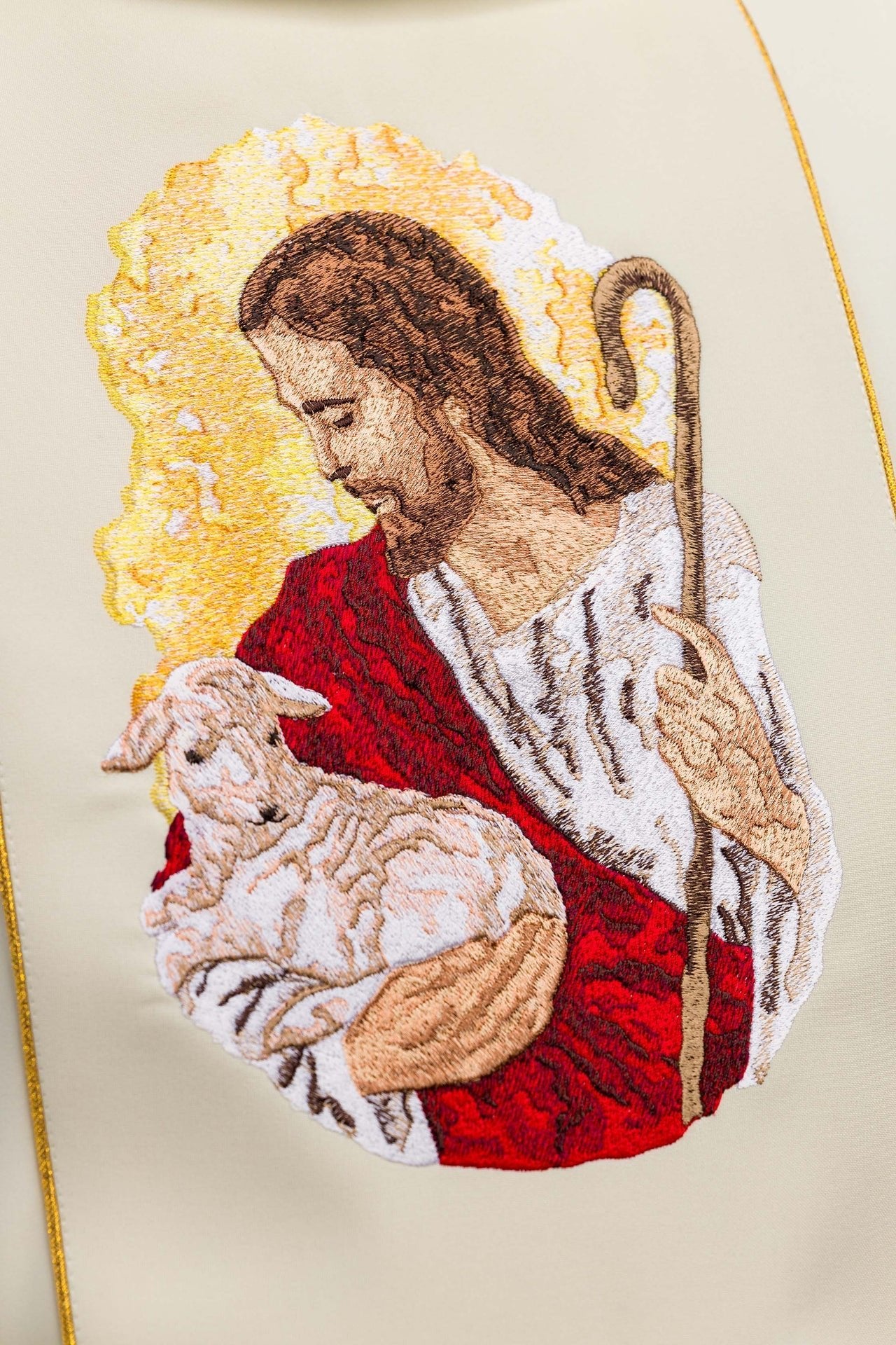 Messgewand in Ecru mit dem Bild von Jesus dem Guten Hirten - MESSGEWANDER.DE