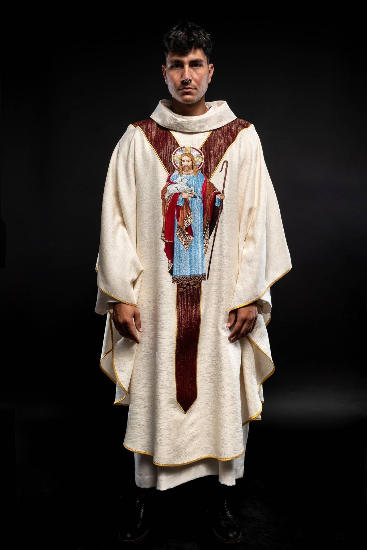 Messgewand in Ecru mit dem Bild von Jesus, dem Guten Hirten, mit einem weinroten Zierstreifen - MESSGEWANDER.DE