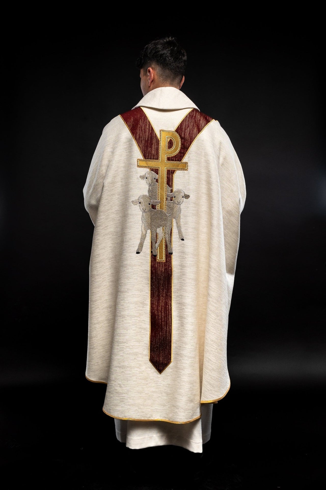 Messgewand in Ecru mit dem Bild von Jesus, dem Guten Hirten, mit einem weinroten Zierstreifen - MESSGEWANDER.DE