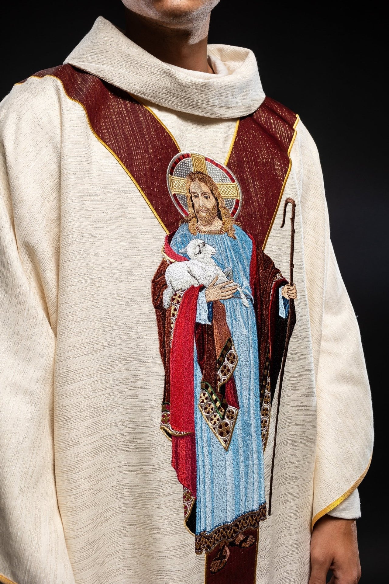 Messgewand in Ecru mit dem Bild von Jesus, dem Guten Hirten, mit einem weinroten Zierstreifen - MESSGEWANDER.DE