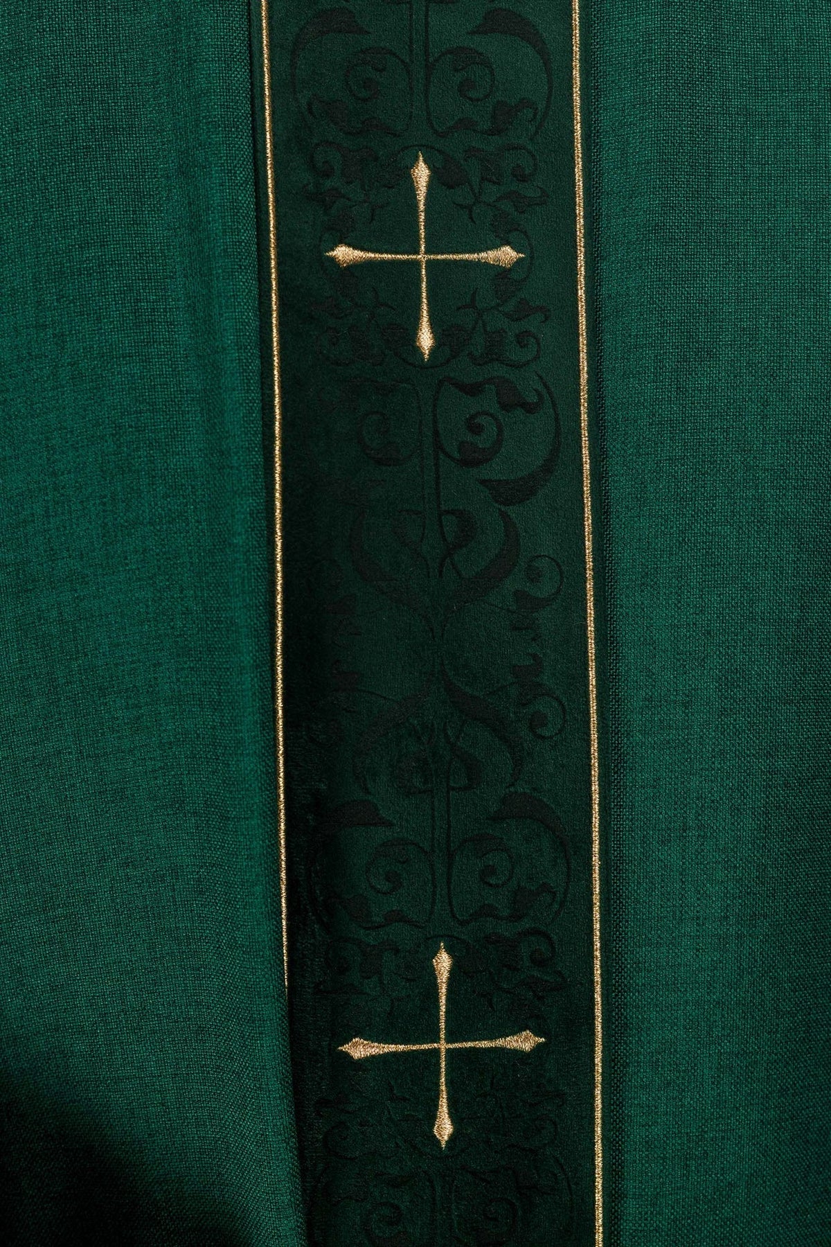 Messgewand in grüner Farbe mit besticktem Kreuzband und Kragen - MESSGEWANDER.DE