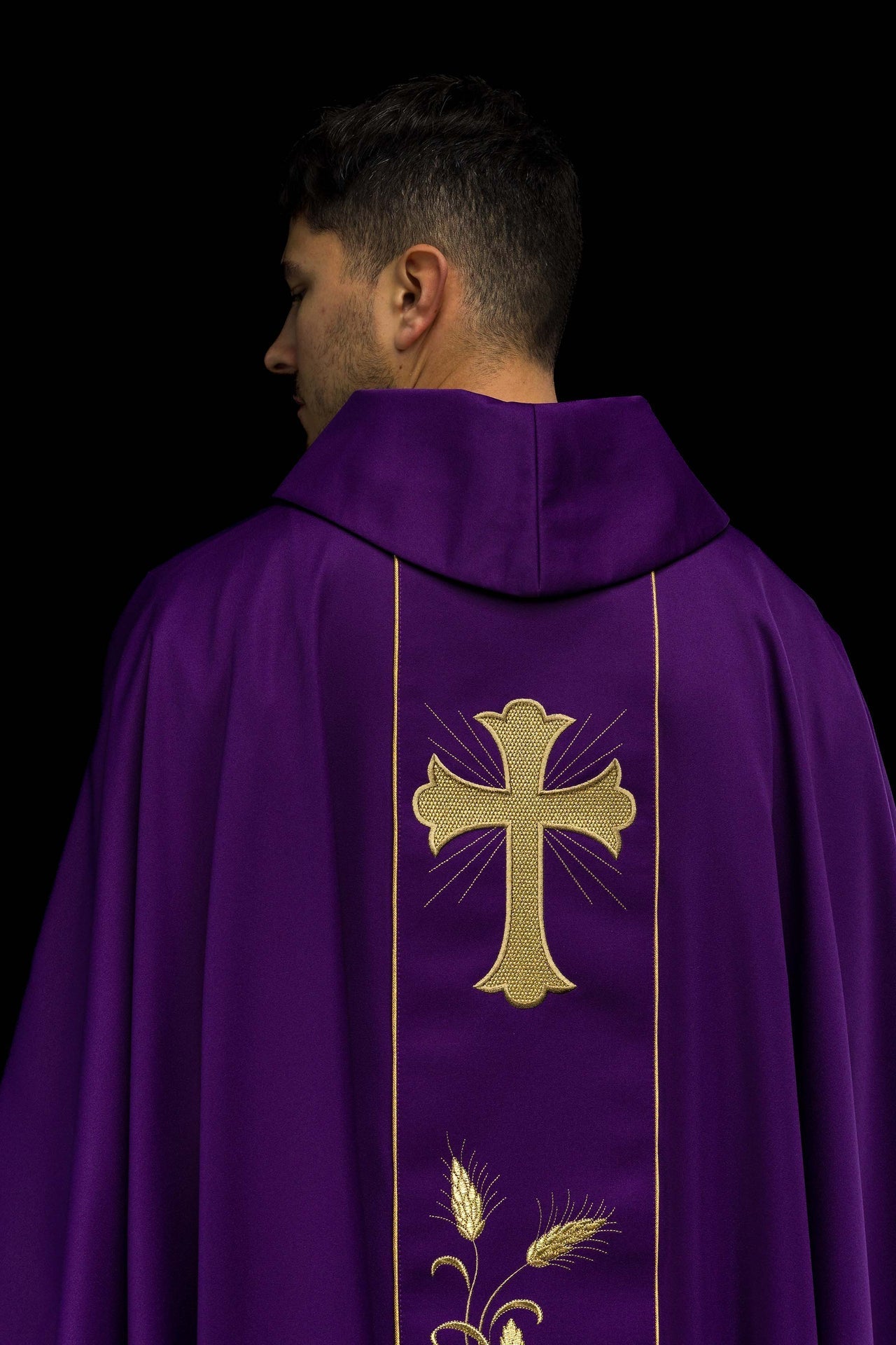 Messgewand Kreuz und Ohren in Violett - MESSGEWANDER.DE