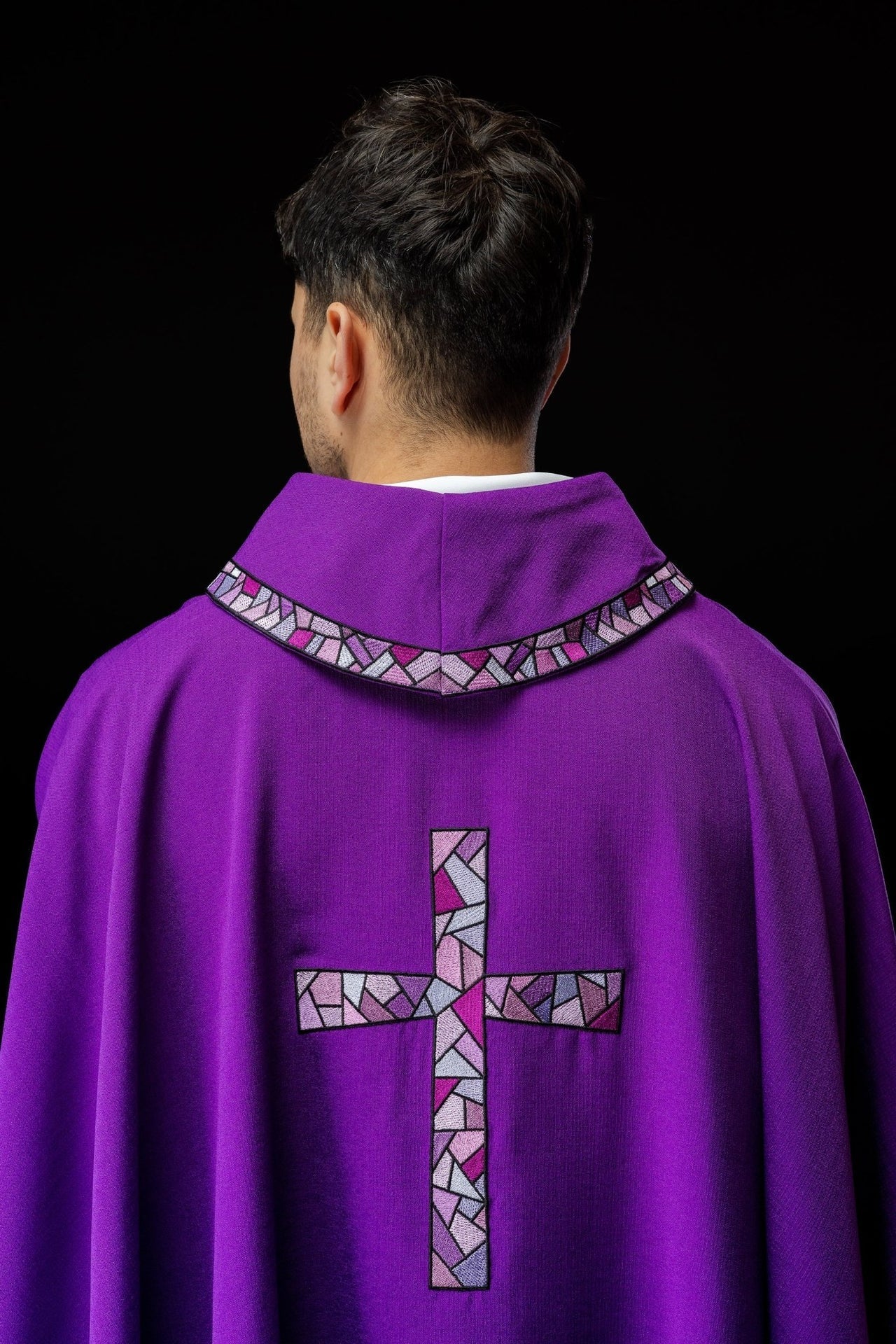 Messgewand Lila mit Kreuz Mosaik - MESSGEWANDER.DE