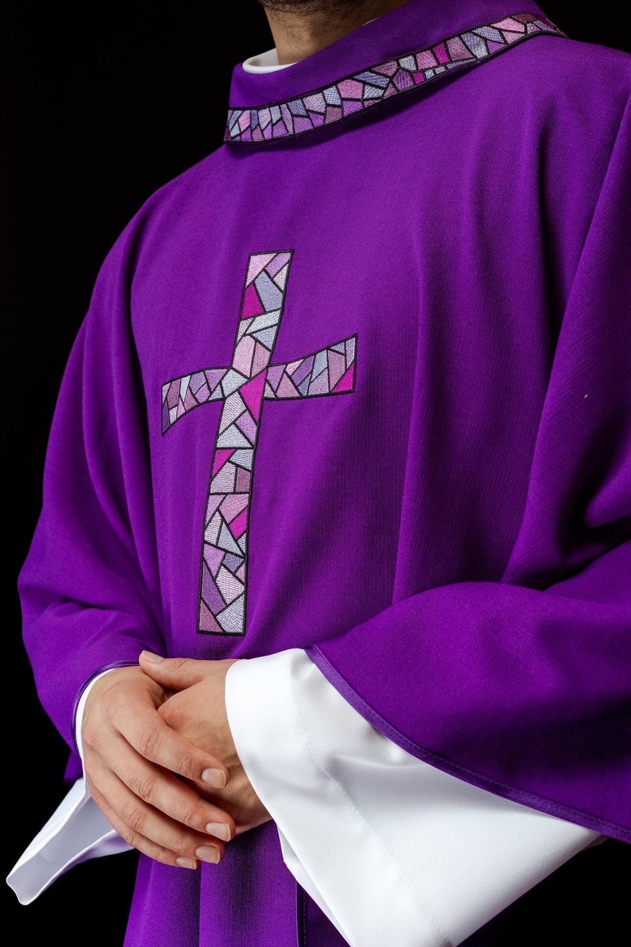Messgewand Lila mit Kreuz Mosaik - MESSGEWANDER.DE