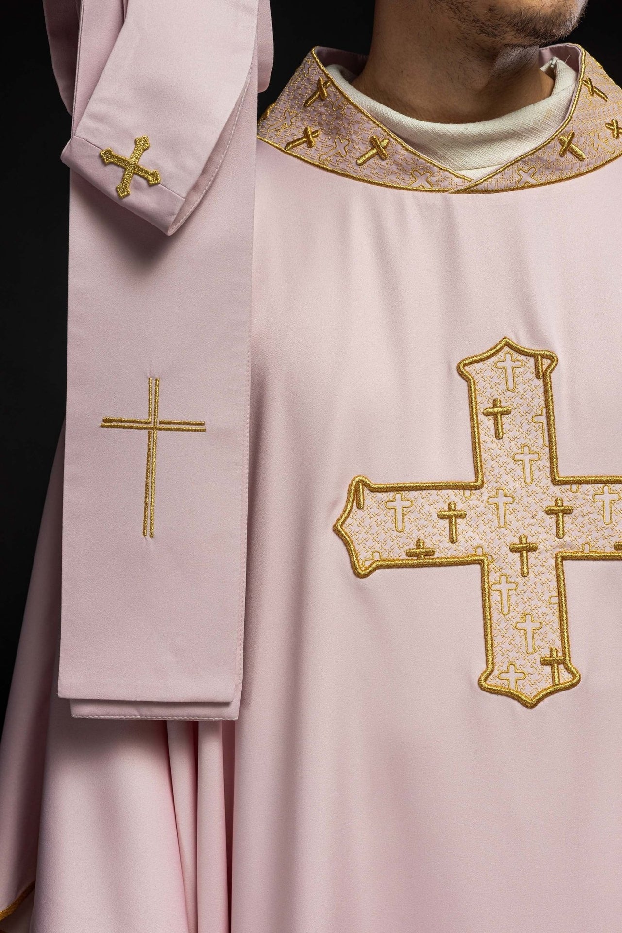 Messgewand mit aufwändig gesticktem Kreuz und rosafarbenem Kragen - MESSGEWANDER.DE