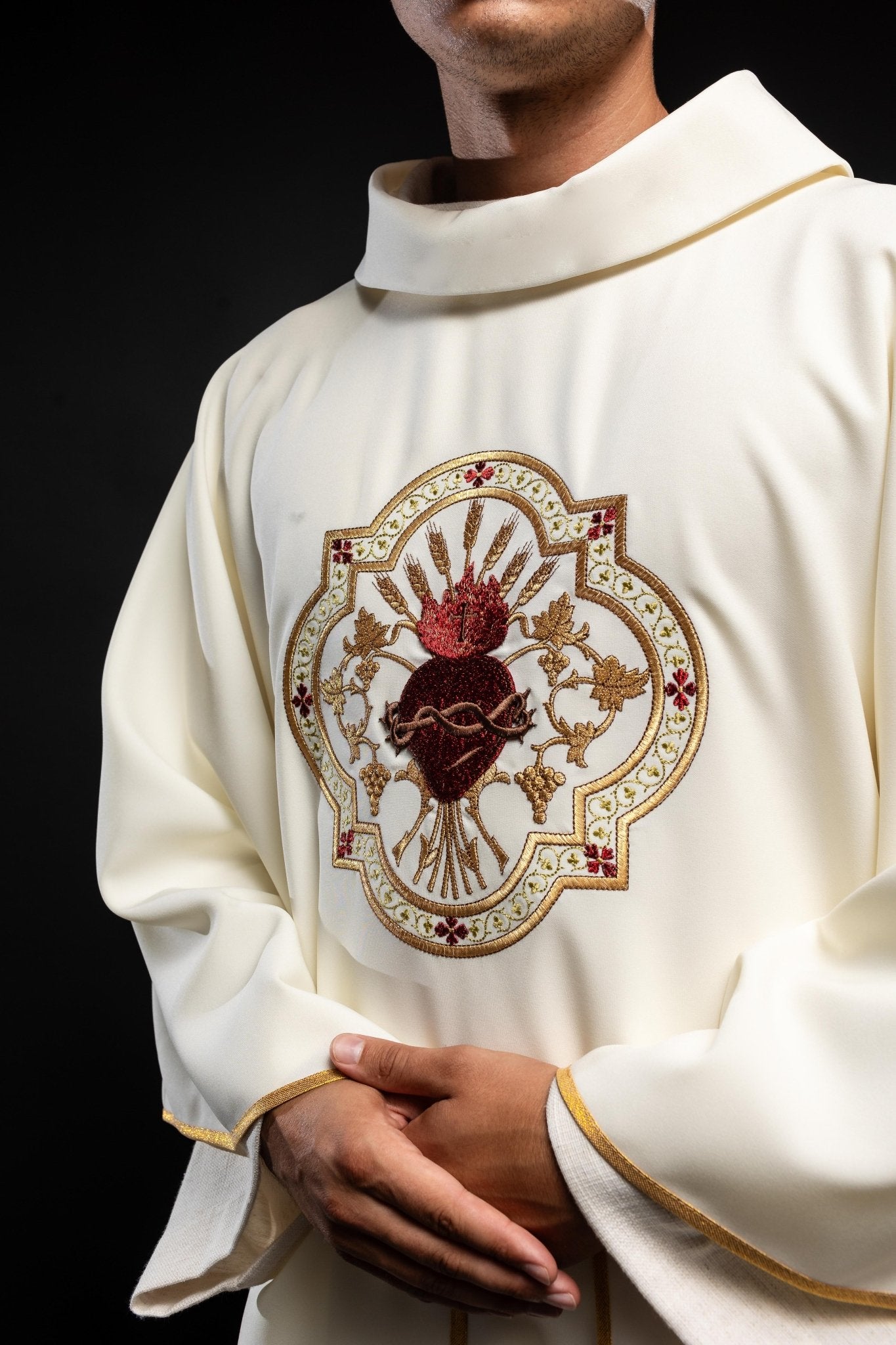 Messgewand mit breitem Kragen mit gesticktem NSPJ und eucharistischem Kelch - MESSGEWANDER.DE