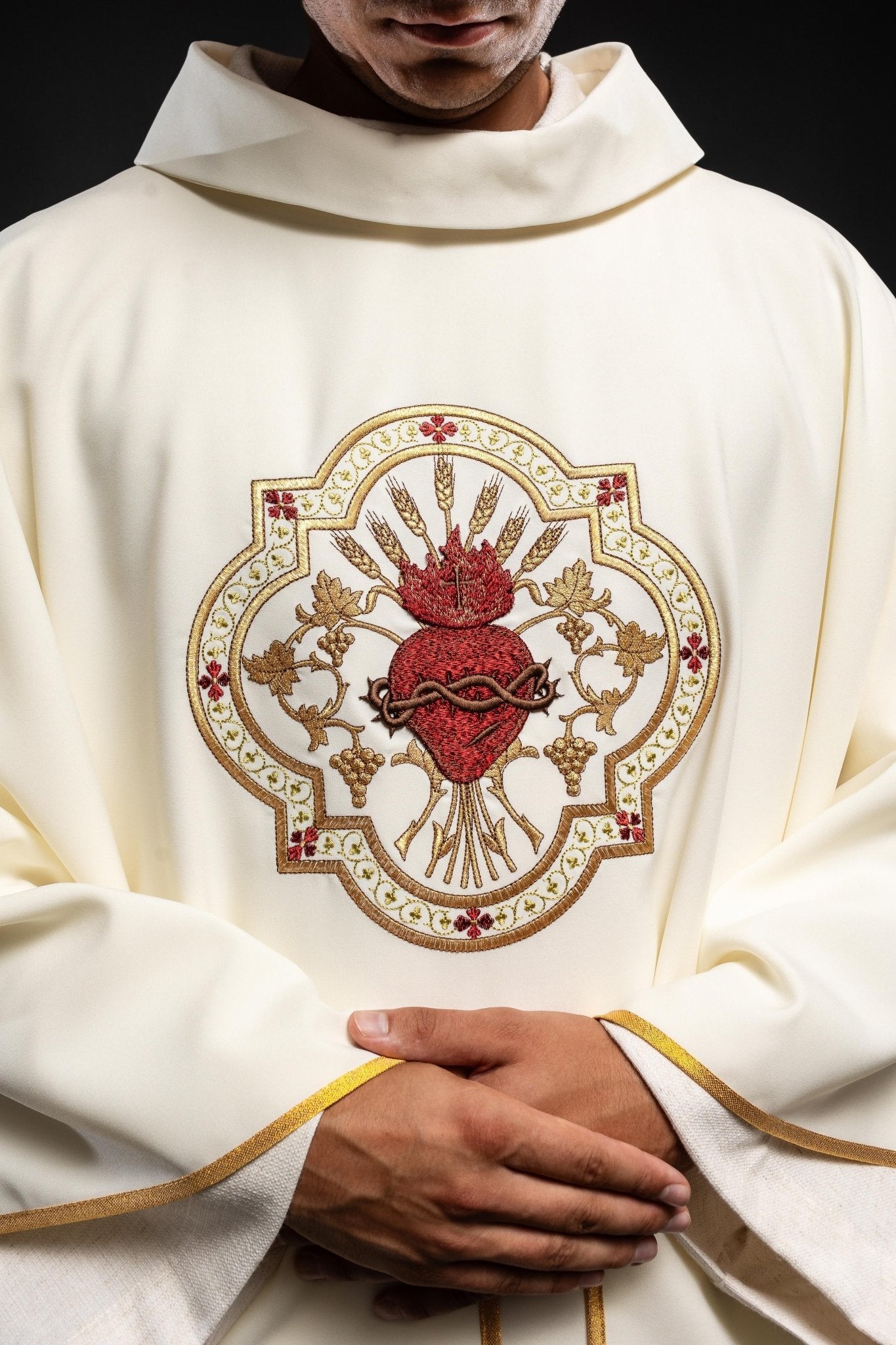 Messgewand mit breitem Kragen mit gesticktem NSPJ und eucharistischem Kelch - MESSGEWANDER.DE