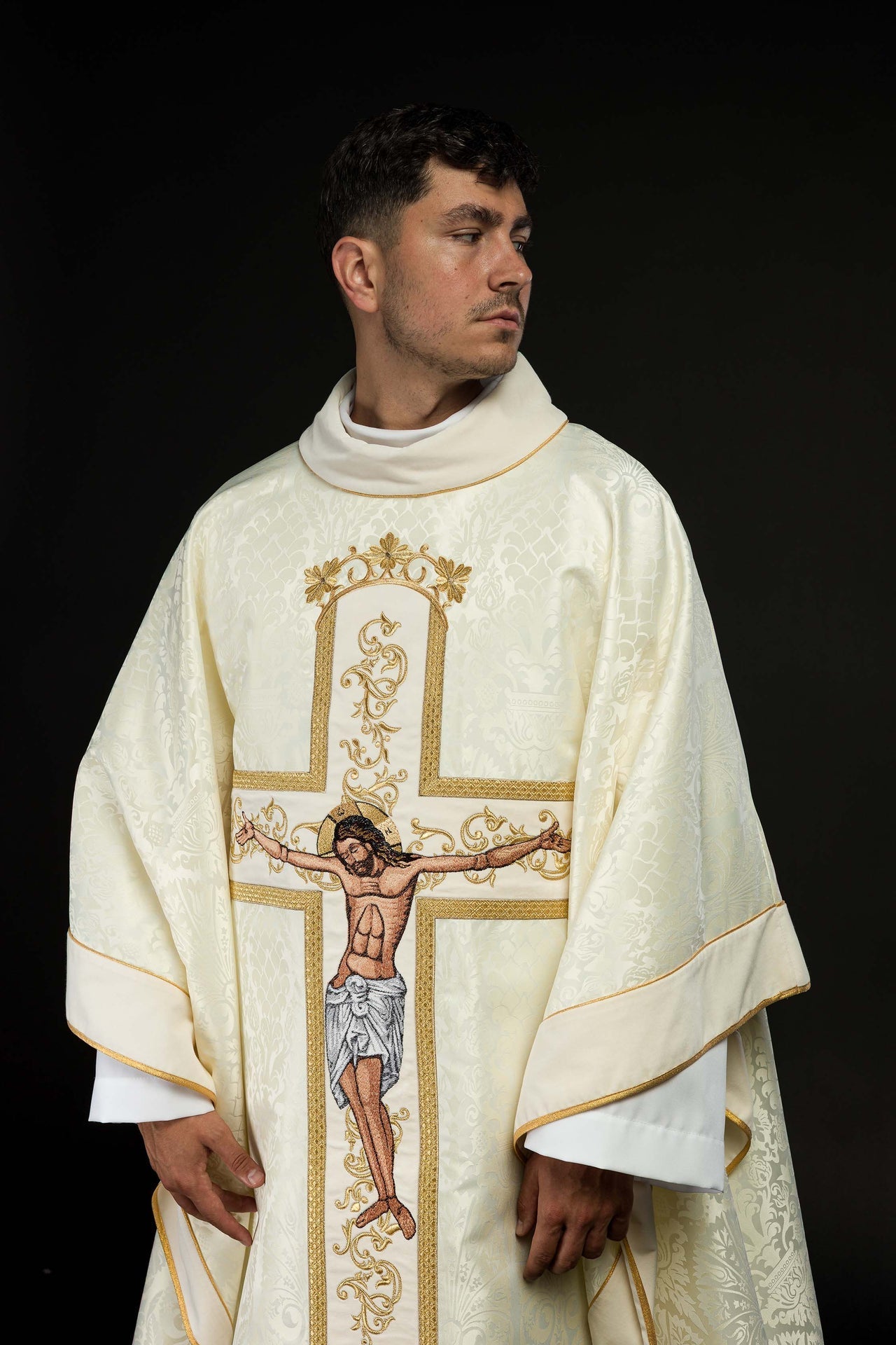 Messgewand mit dem Bild von Jesus Christus am Kreuz in Ecru - MESSGEWANDER.DE