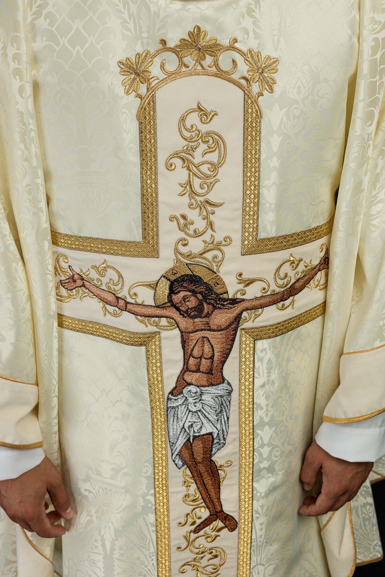 Messgewand mit dem Bild von Jesus Christus am Kreuz in Ecru - MESSGEWANDER.DE