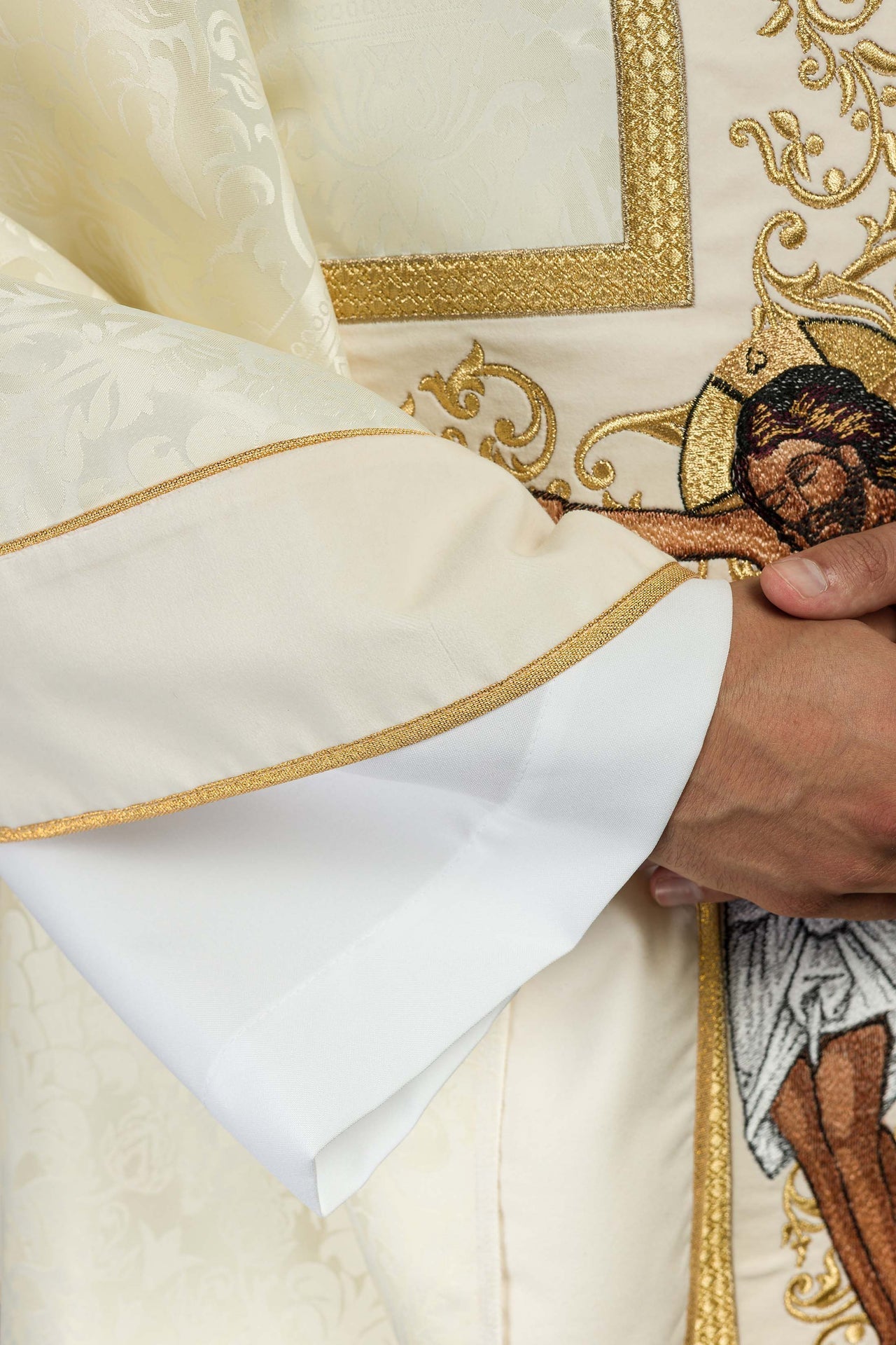 Messgewand mit dem Bild von Jesus Christus am Kreuz in Ecru - MESSGEWANDER.DE