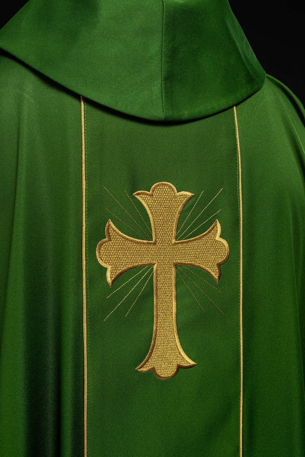 Messgewand mit gesticktem grünen Kreuz und Ähren - MESSGEWANDER.DE