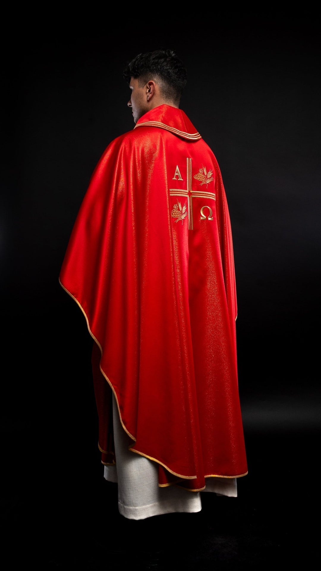 Messgewand mit gesticktem Kreuz, Alpha- und Omega-Motiven und Ohren in Rot - MESSGEWANDER.DE