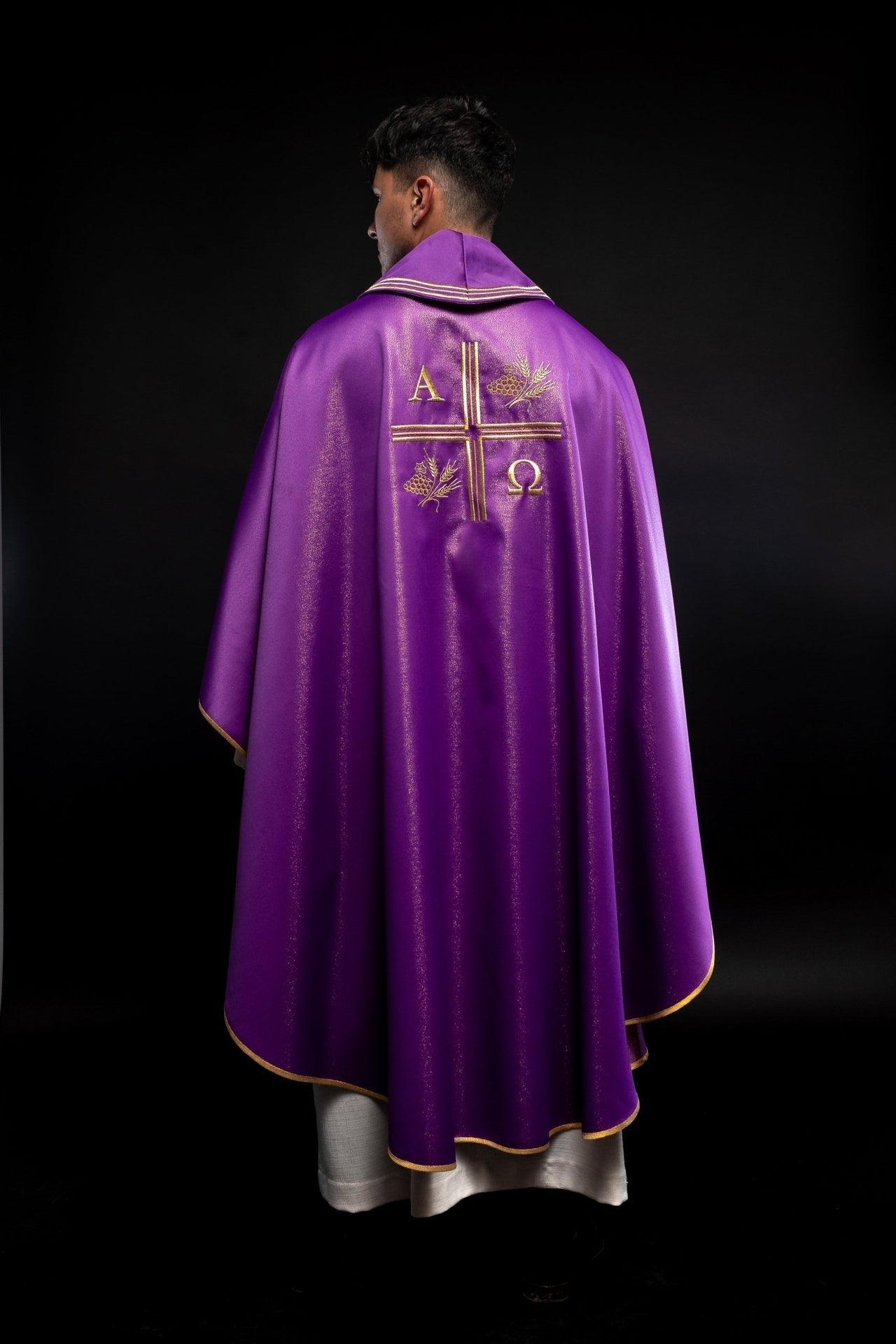 Messgewand mit gesticktem Kreuz, Alpha- und Omega-Motiven und Ohren in Violett - MESSGEWANDER.DE