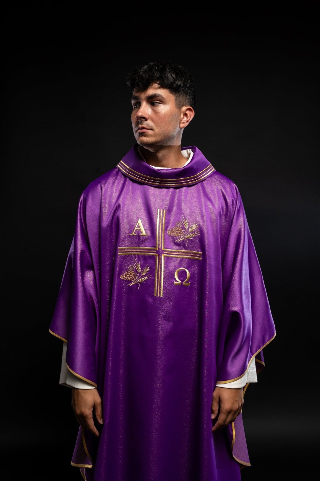 Messgewand mit gesticktem Kreuz, Alpha- und Omega-Motiven und Ohren in Violett - MESSGEWANDER.DE