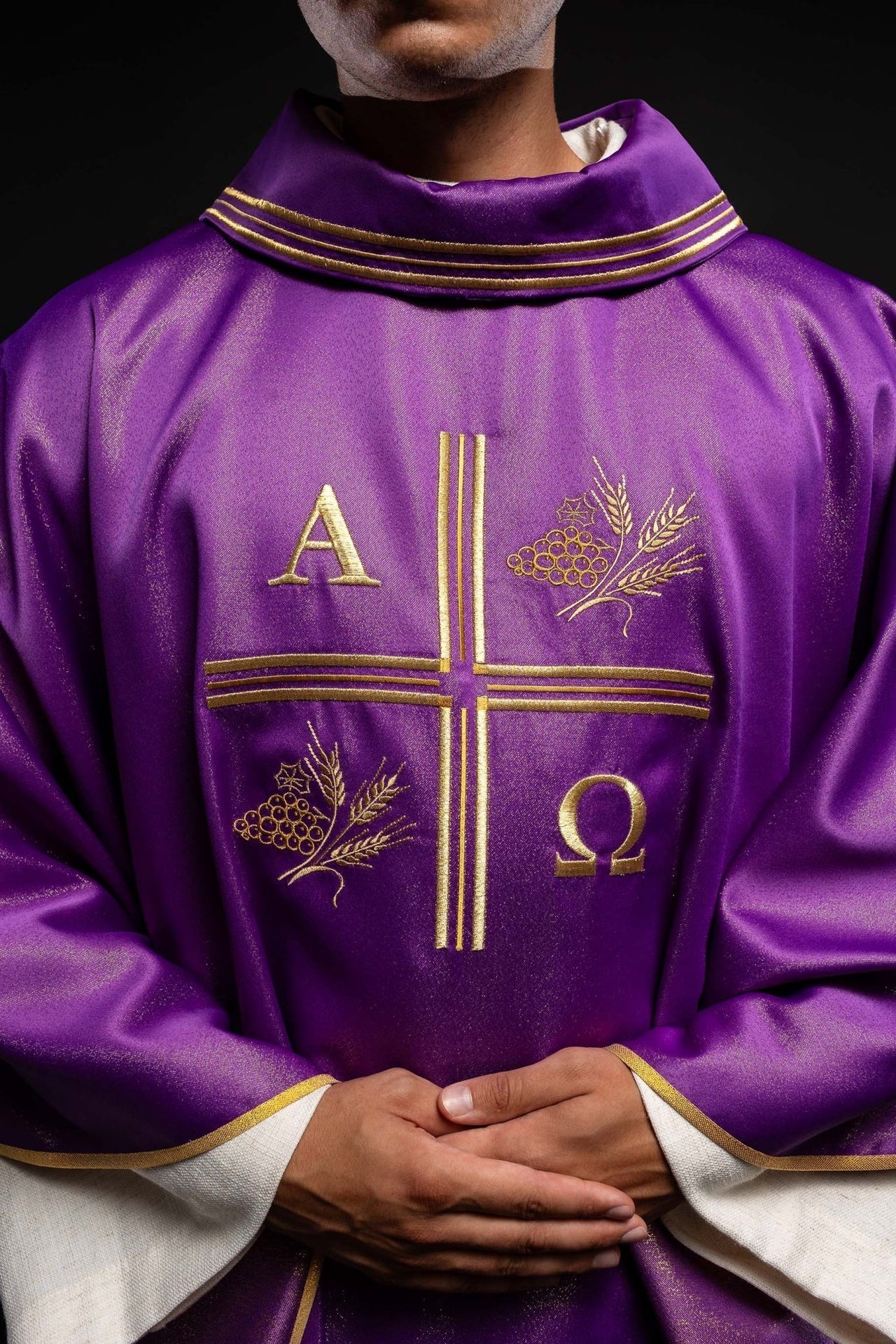 Messgewand mit gesticktem Kreuz, Alpha- und Omega-Motiven und Ohren in Violett - MESSGEWANDER.DE