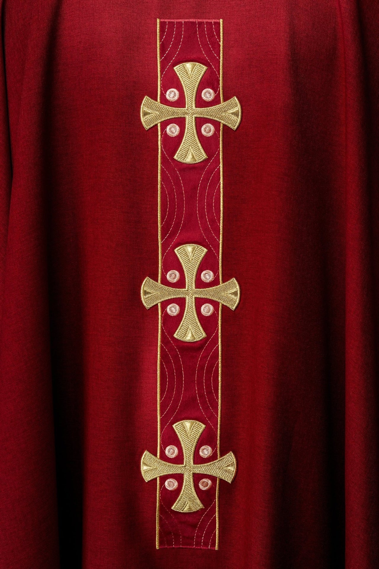 Messgewand mit gestickten goldenen Kreuzen und roter Kragenborte - MESSGEWANDER.DE