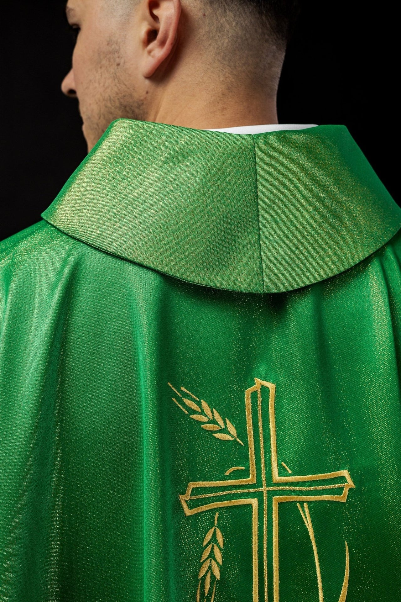 Messgewand mit Kreuz- und Ährenmotiv in Grün - MESSGEWANDER.DE