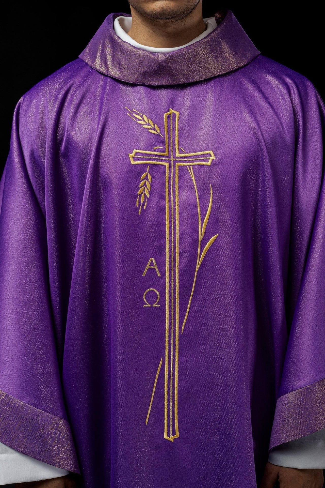 Messgewand mit Kreuz und Ährenmotiv in Violett - MESSGEWANDER.DE