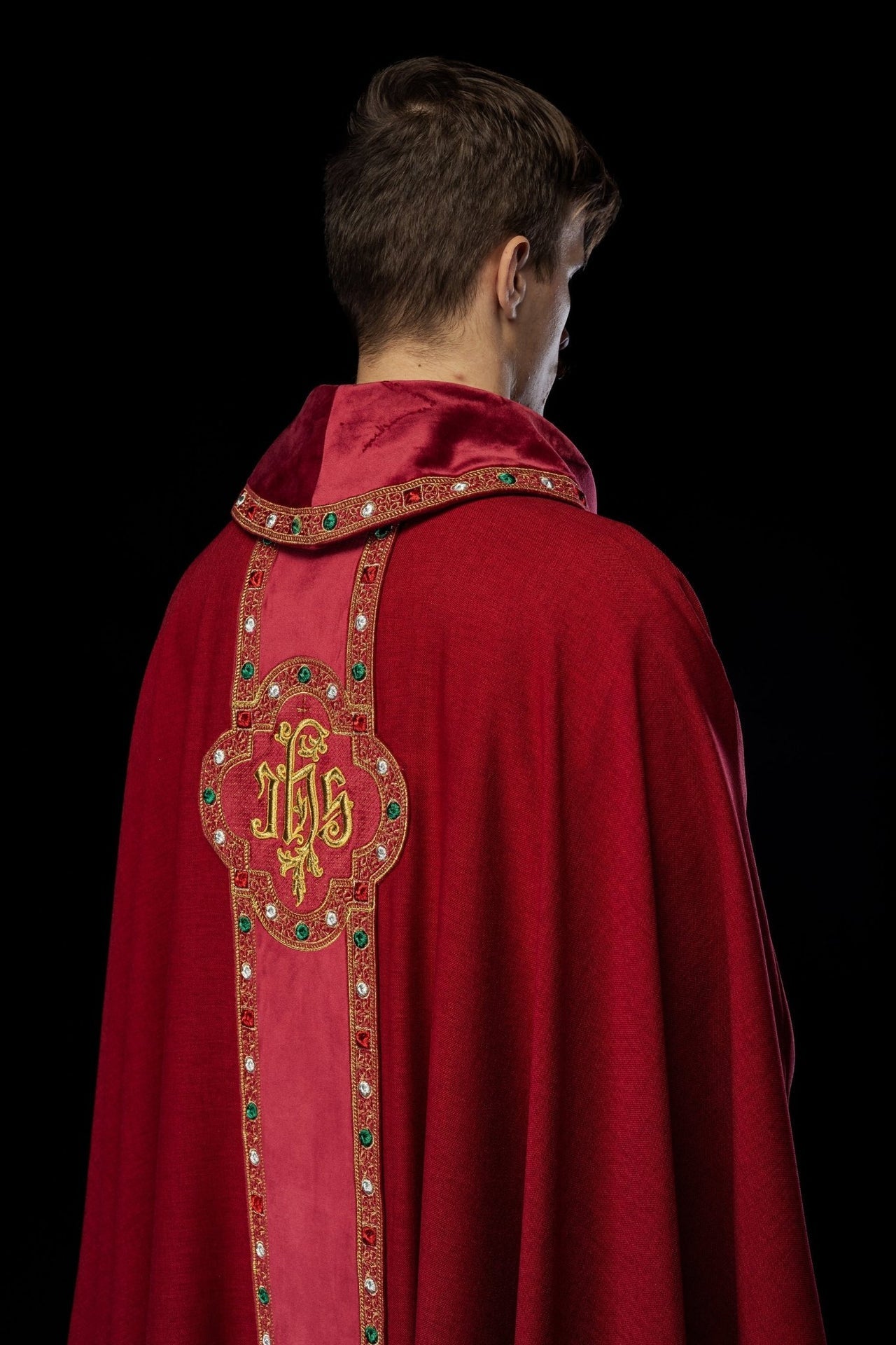 Messgewand mit reich besticktem Band und Paspel um die IHS-Stickerei und den Kragen in Rot - MESSGEWANDER.DE