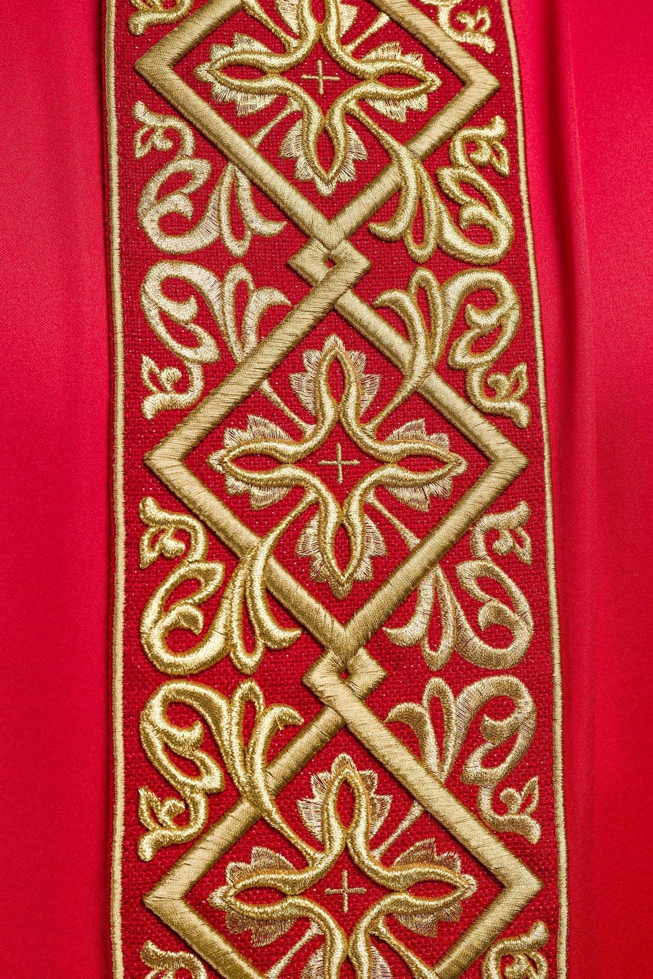 Messgewand mit reich besticktem Blumenmotiv und Kreuzen Rot - MESSGEWANDER.DE
