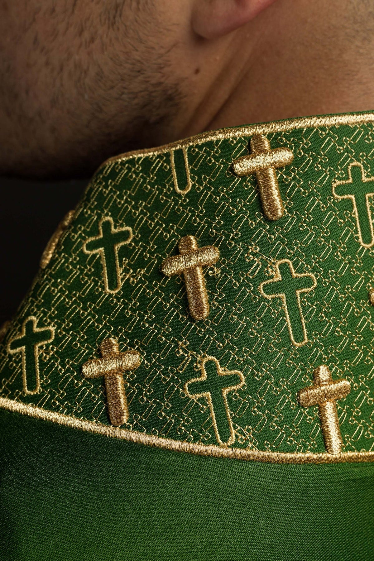 Messgewand mit reich besticktem Kreuz und Kragen in Grün - MESSGEWANDER.DE