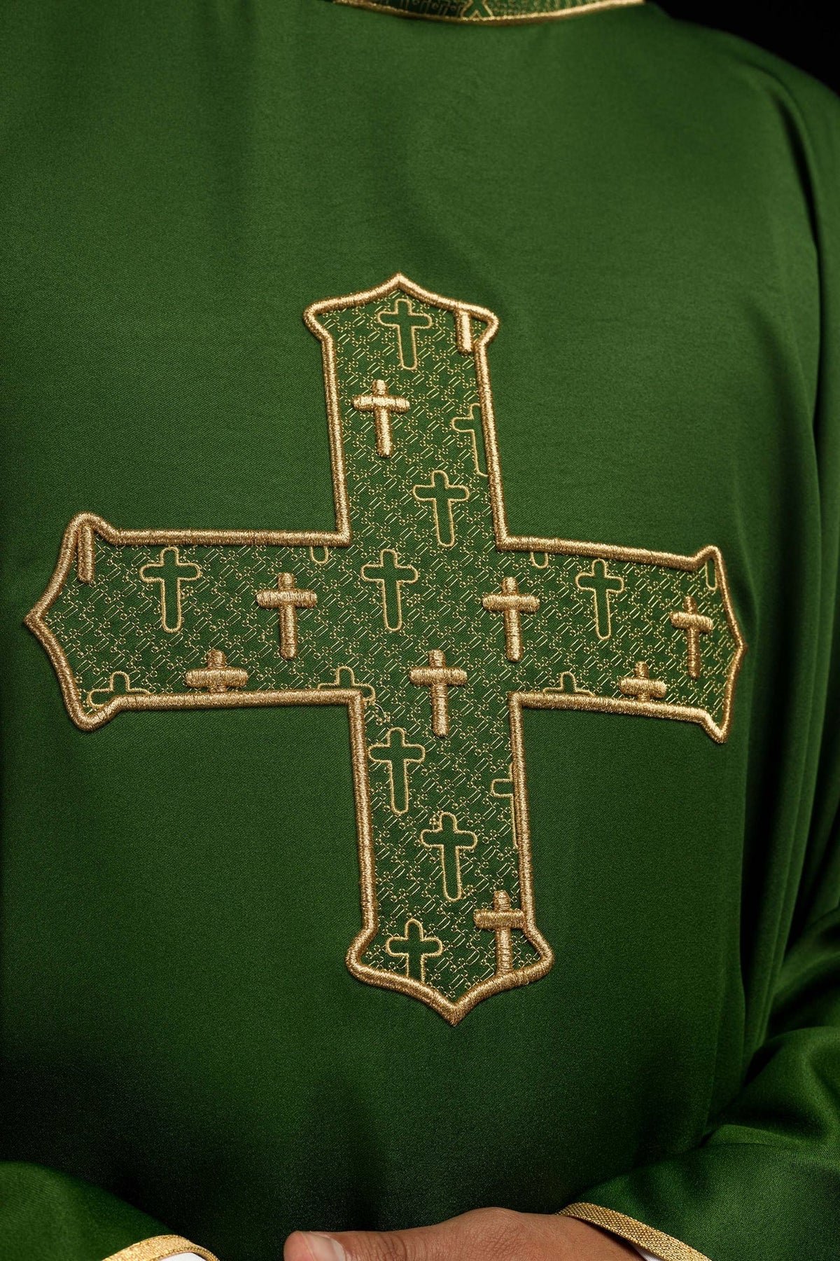 Messgewand mit reich besticktem Kreuz und Kragen in Grün - MESSGEWANDER.DE