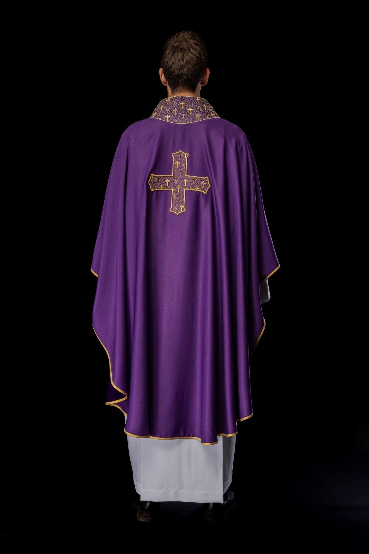 Messgewand mit reich besticktem Kreuz und Kragen in Violett - MESSGEWANDER.DE