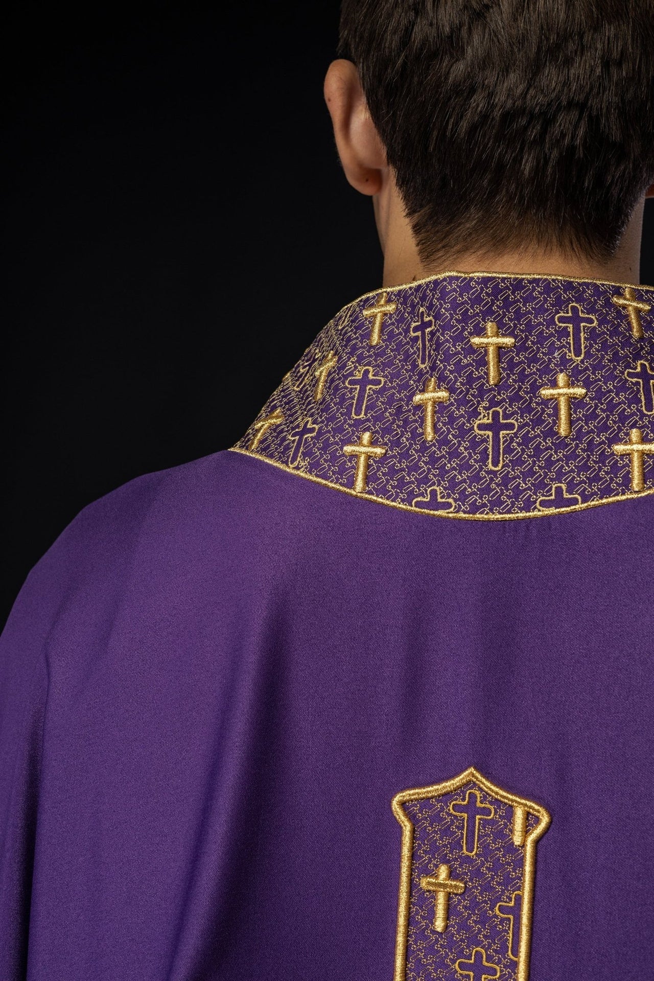 Messgewand mit reich besticktem Kreuz und Kragen in Violett - MESSGEWANDER.DE