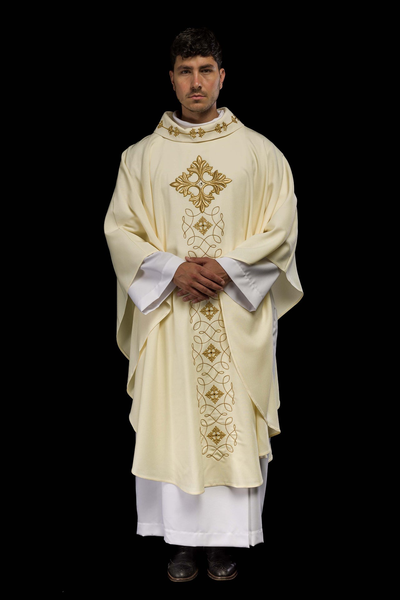 Messgewand, reich bestickt mit einer mit Steinen verzierten Schnur - MESSGEWANDER.DE