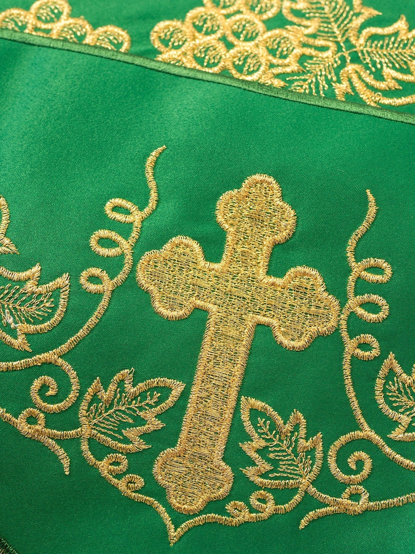 Meterware mit Stickerei vorne Kreuz und Trauben Grün - MESSGEWANDER.DE