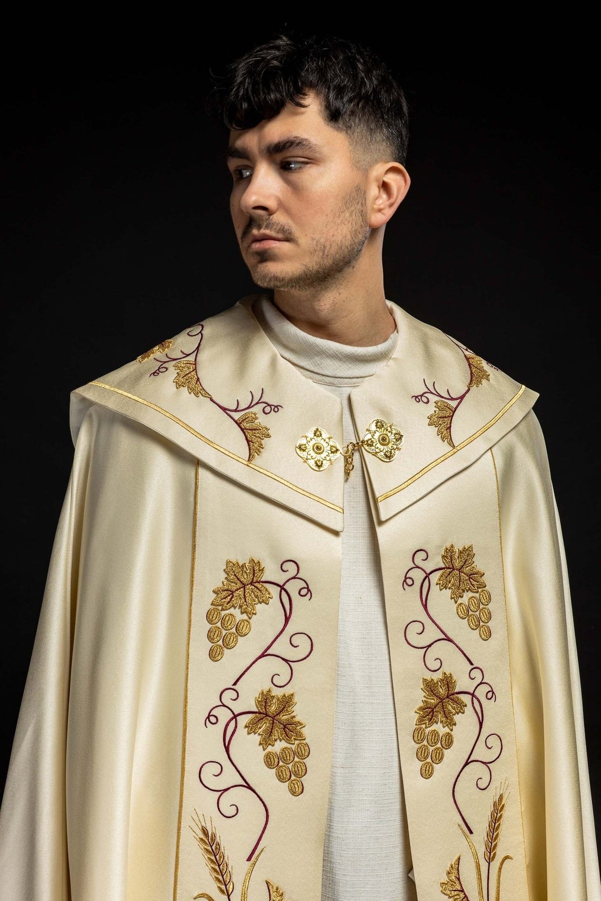 Mütze mit IHS-Muster und Trauben in Ecru - MESSGEWANDER.DE