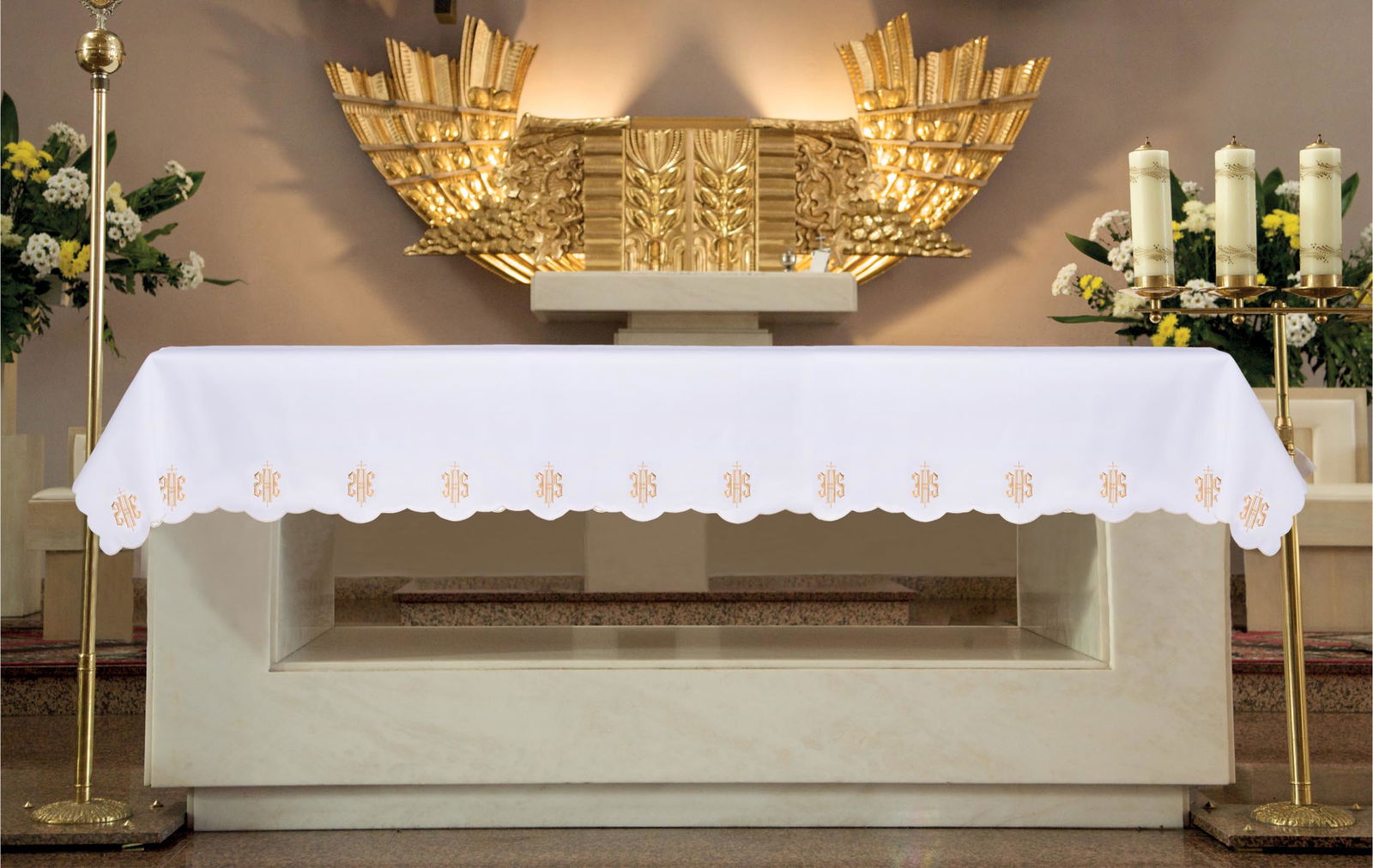 Obrus ołtarzowy z haftowaniem czołowym w motyw IHS