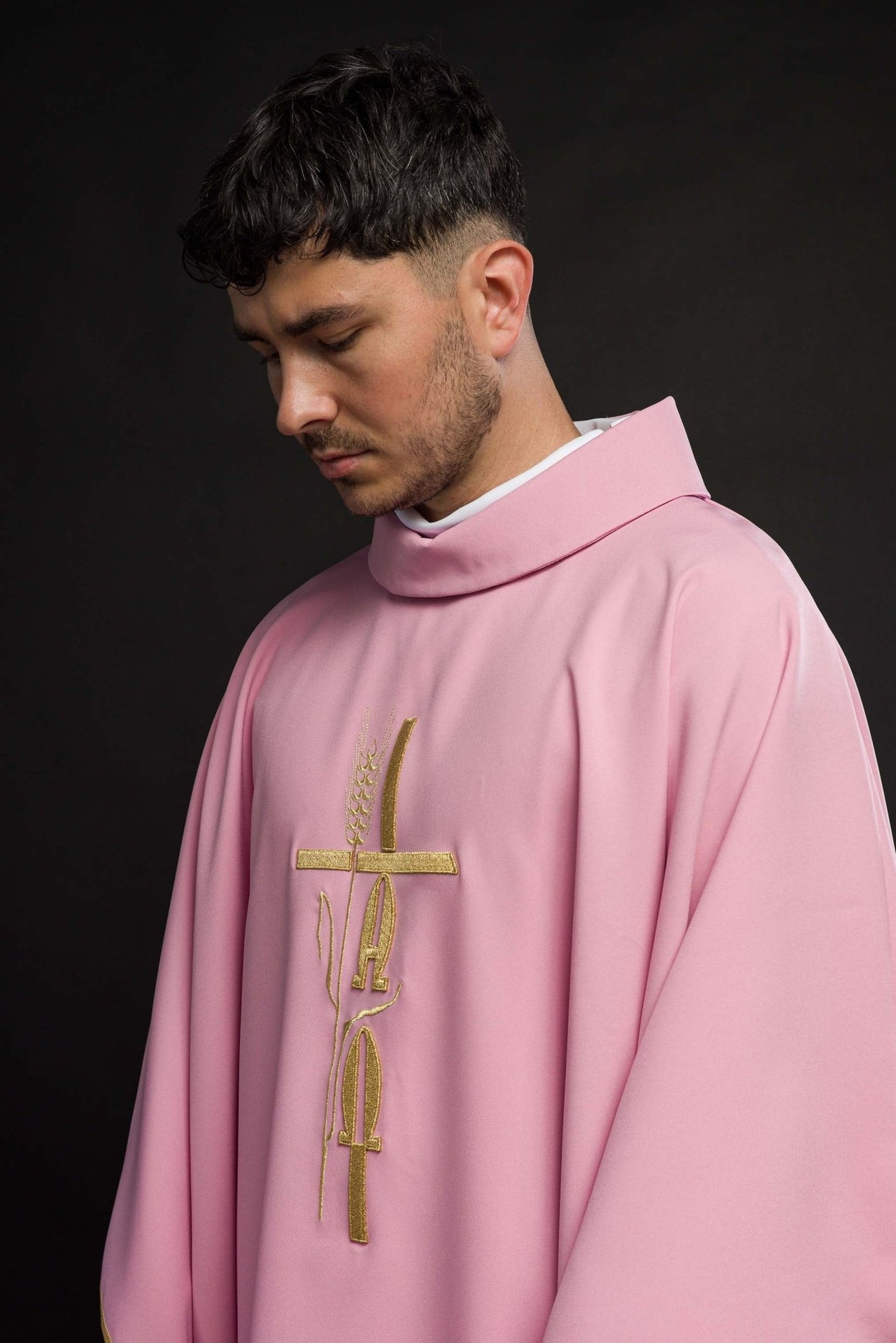Ornat haftowany Krzyż i IHS Różowy