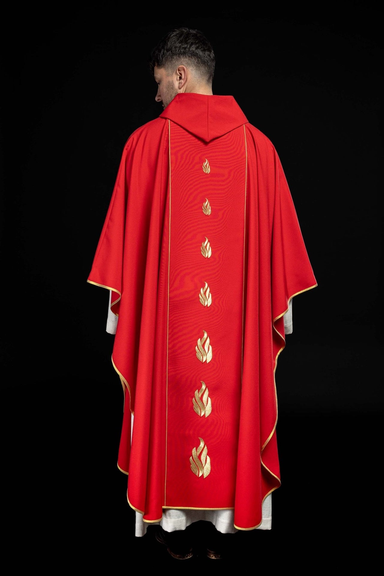 Ornat haftowany z Duchem Świętym w kolorze czerwonym