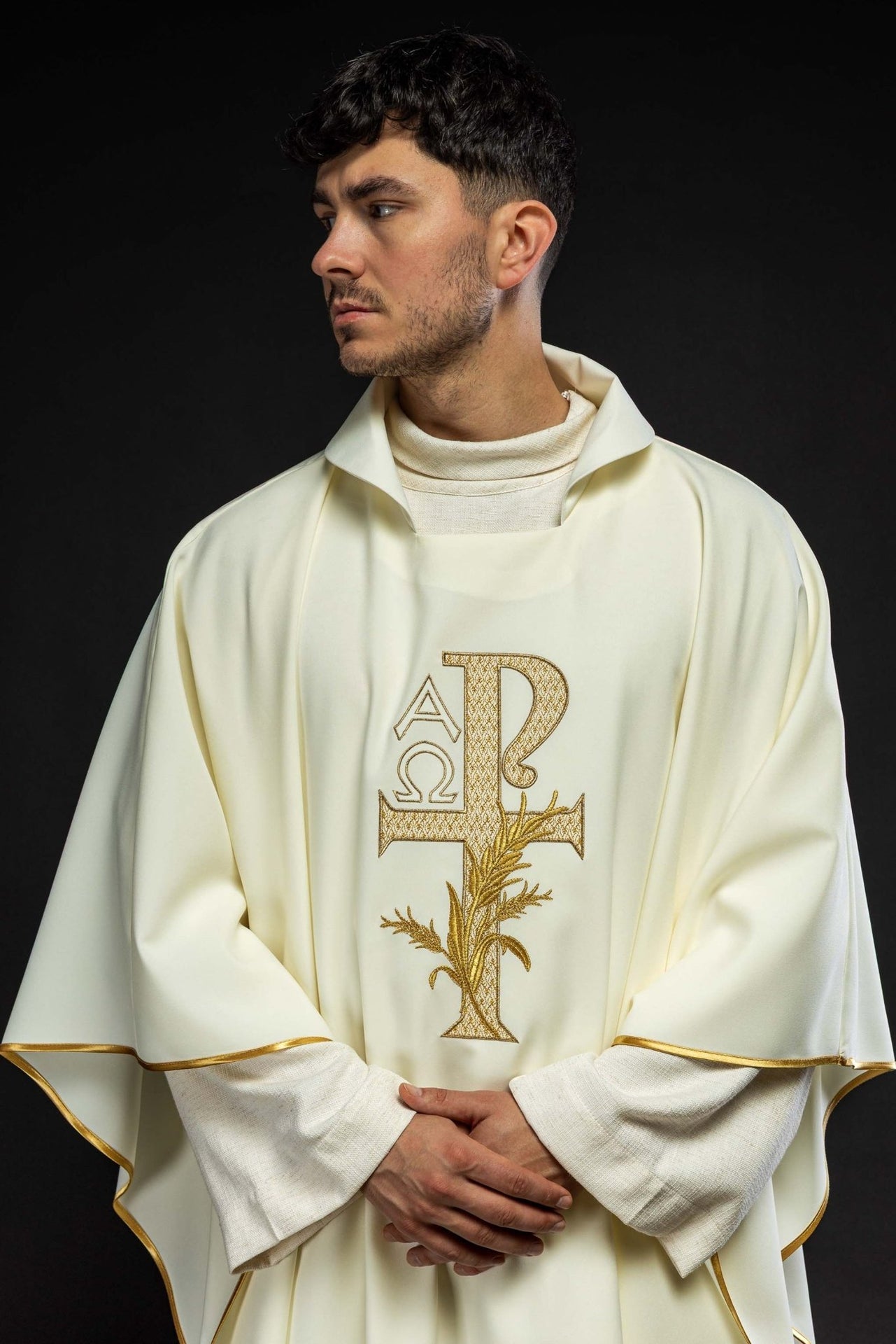 Ornat haftowany z symbolem Alfa i Omega z szerokim kołnierzem ecru