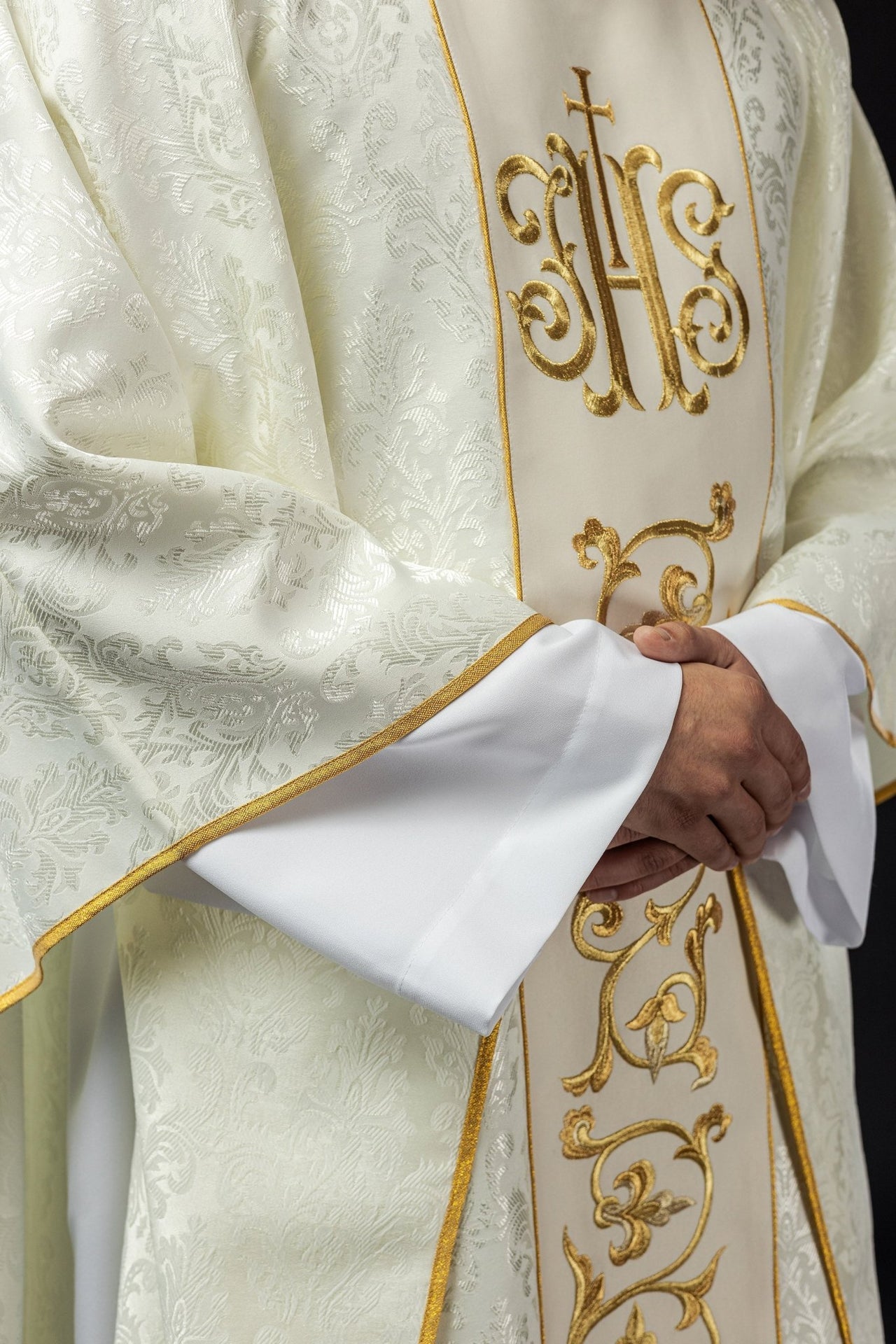 Ornat liturgiczny ecru z bogato zdobionym pasem IHS