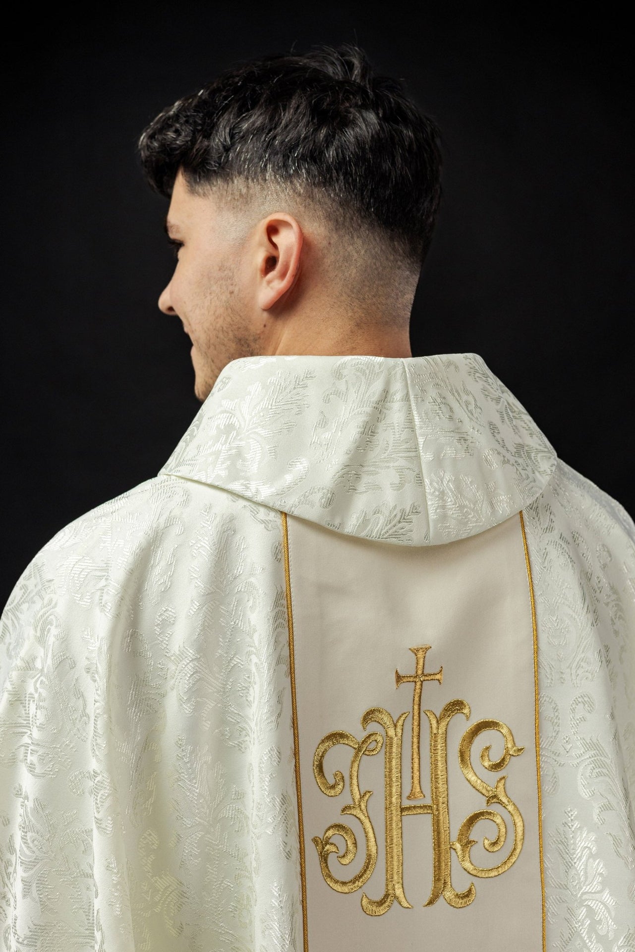 Ornat liturgiczny ecru z bogato zdobionym pasem IHS