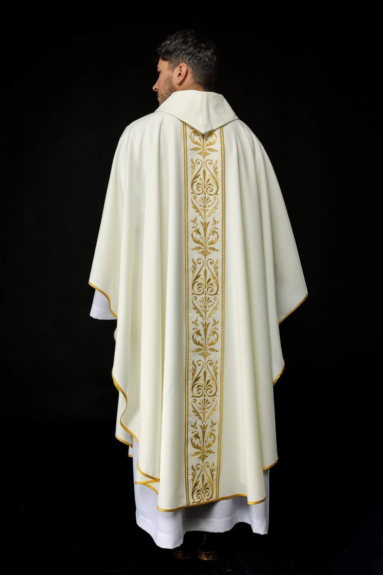 Ornat liturgiczny z haftowanym pasem w kolorze ecru