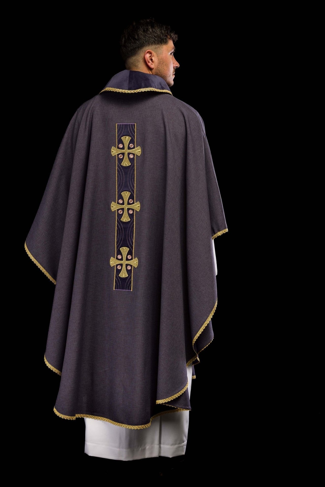 Ornat w haftowane złote krzyże i lamówkę na kołnierzu w kolorze fioletowym