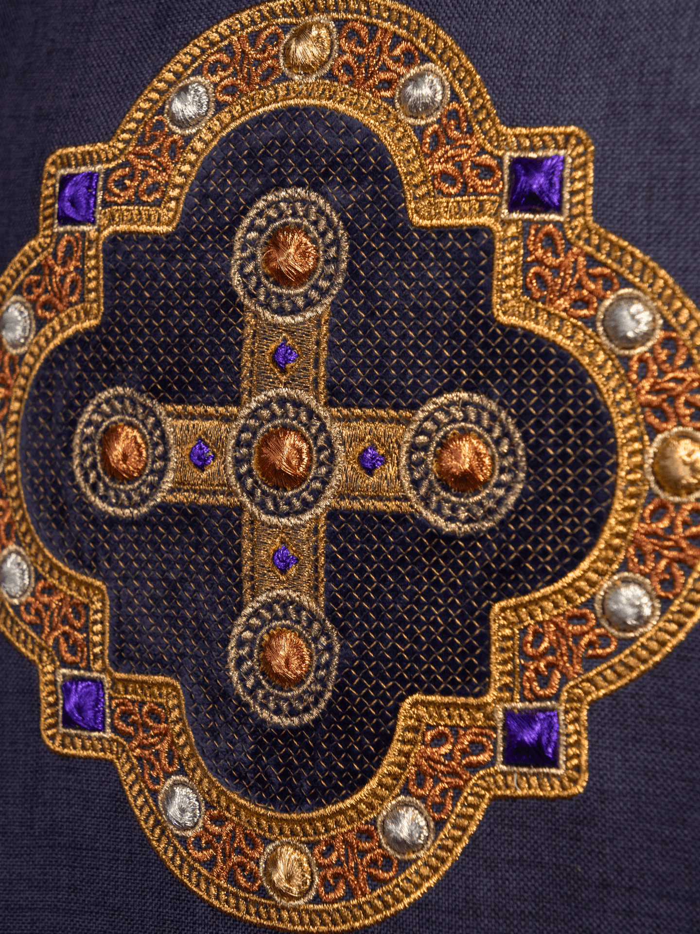 Ornat w kolorze fioletowym z haftowaną lamówką na kołnierzu i wokół haftu krzyża