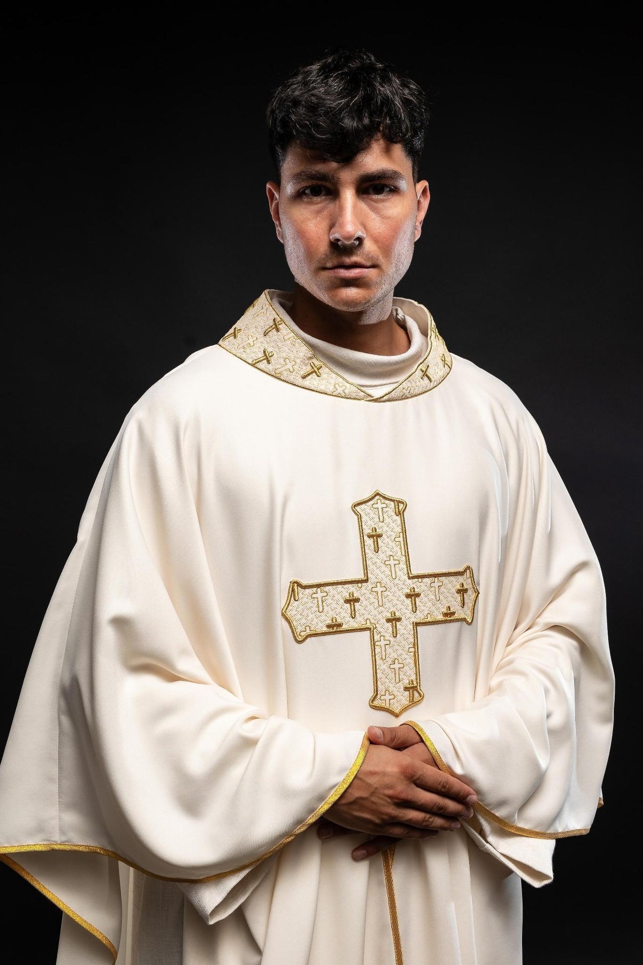 Ornat z bogato haftowanym krzyżem i kołnierzem w kolorze ecru - ORNATY.PL