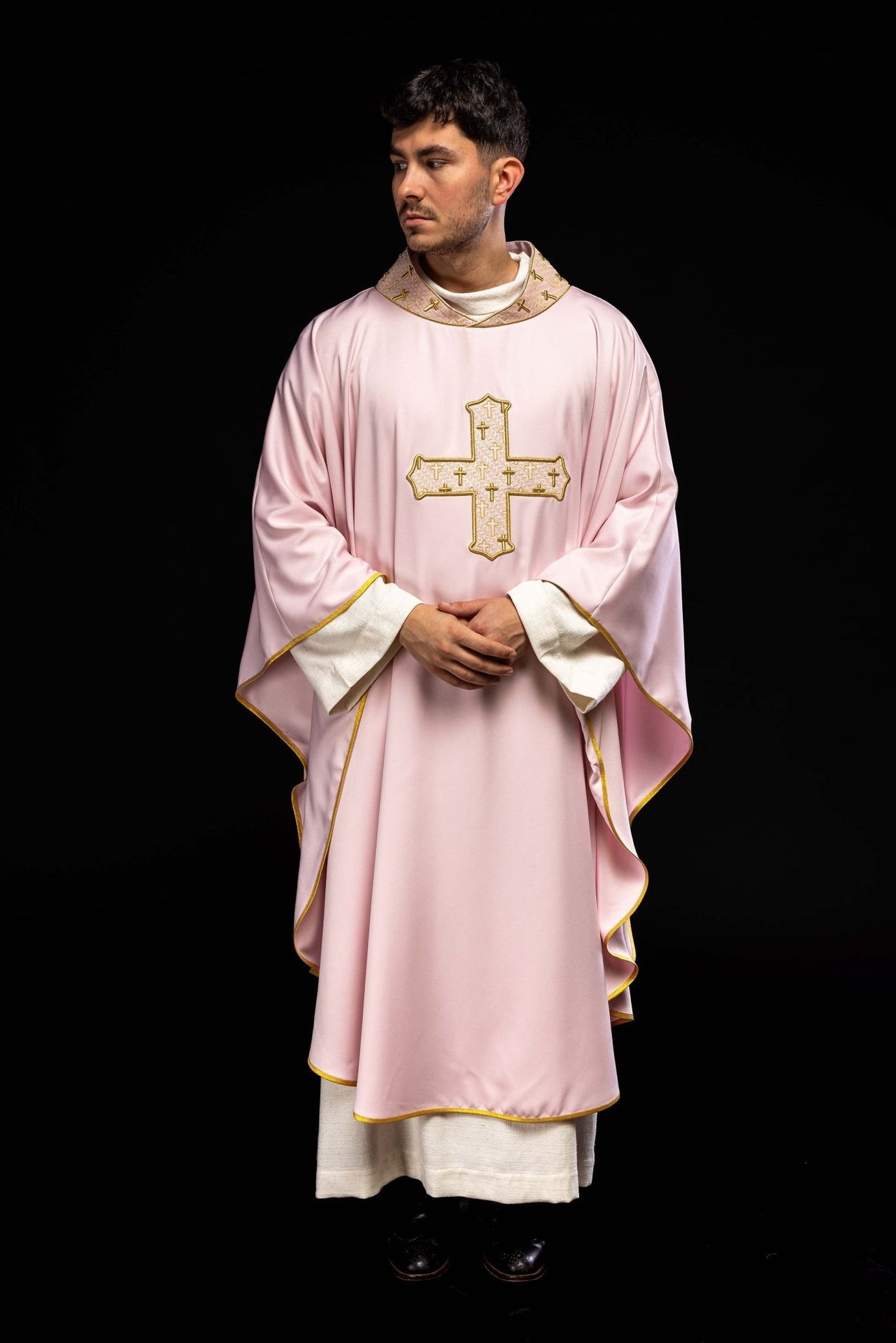 Ornat z bogato haftowanym krzyżem i kołnierzem w kolorze różowym