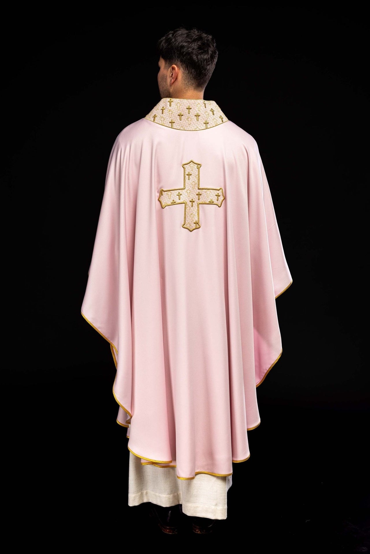 Ornat z bogato haftowanym krzyżem i kołnierzem w kolorze różowym