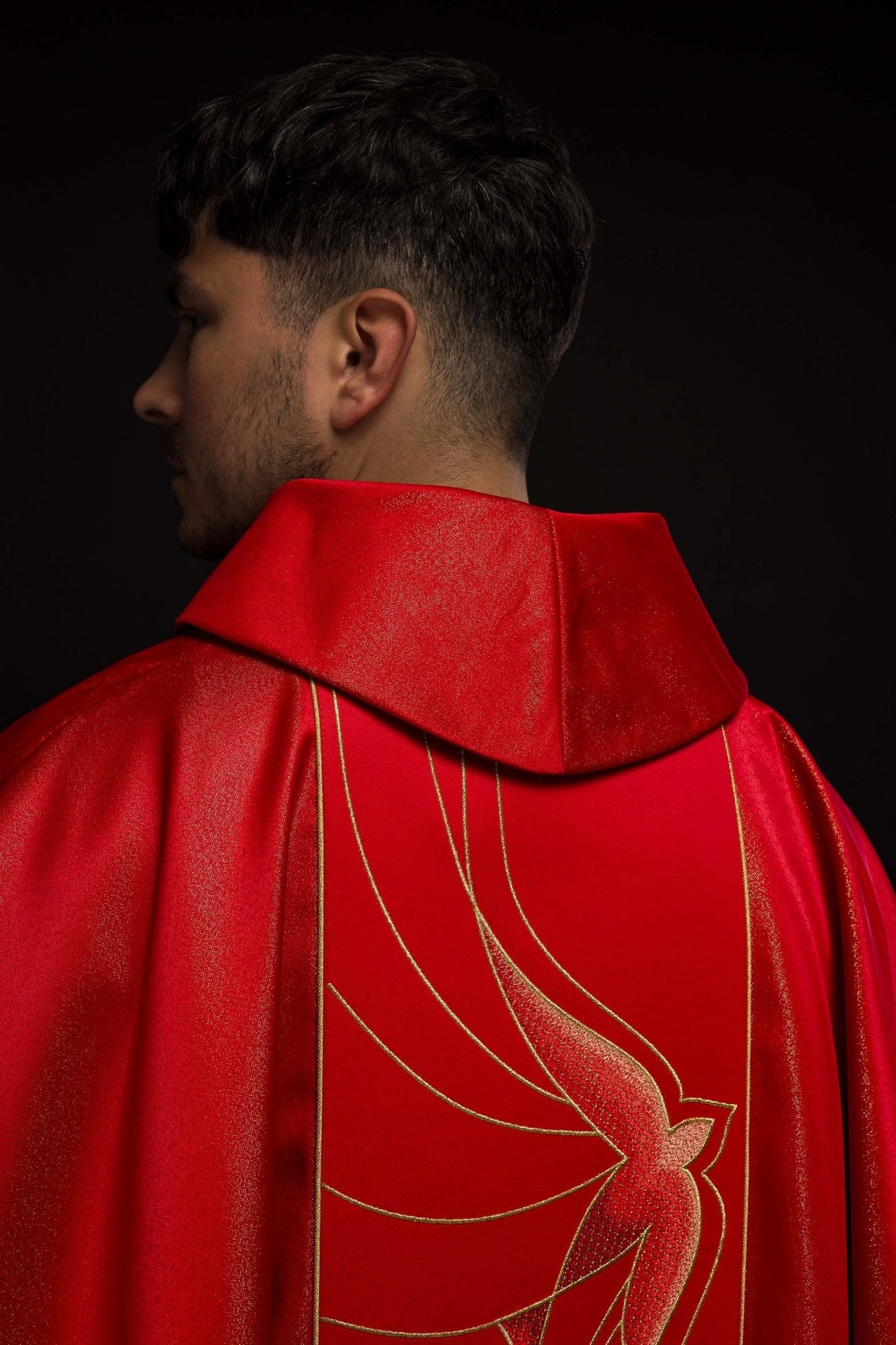 Ornat z Duchem Świętym z błyszczącej tkaniny bogato haftowany w kolorze czerwonym