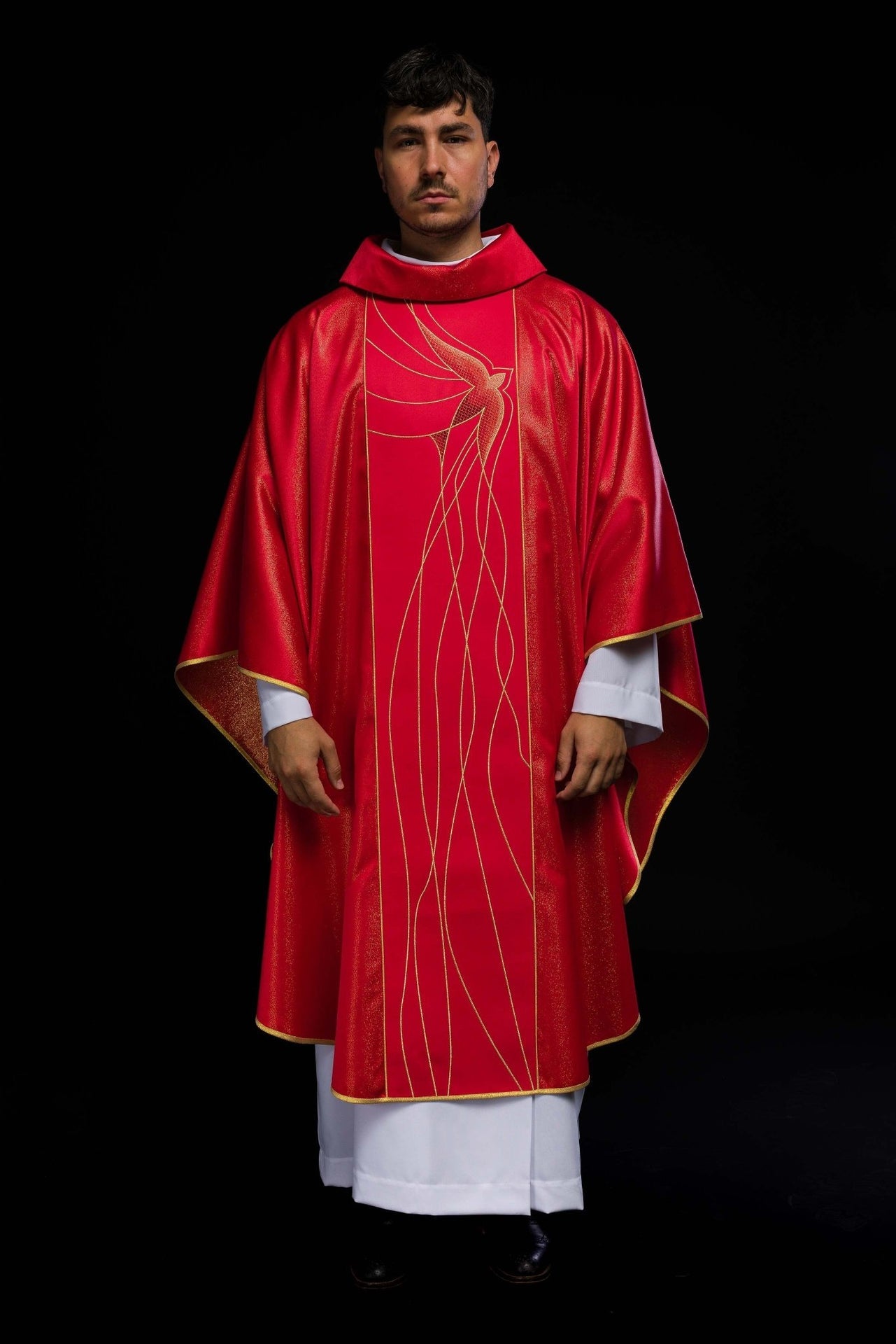 Ornat z Duchem Świętym z błyszczącej tkaniny bogato haftowany w kolorze czerwonym